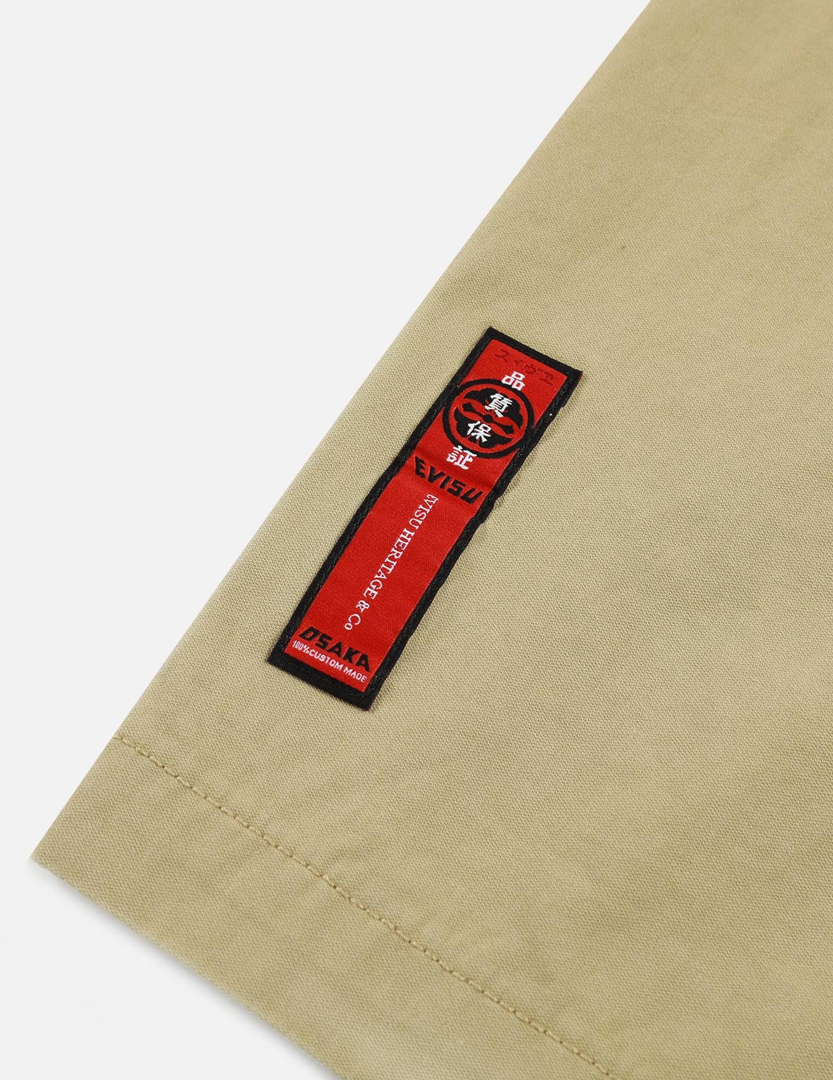 TONE-ON-TONE KAMON AND SLOGAN EMBROIDERY CARGO SHORTS - 9