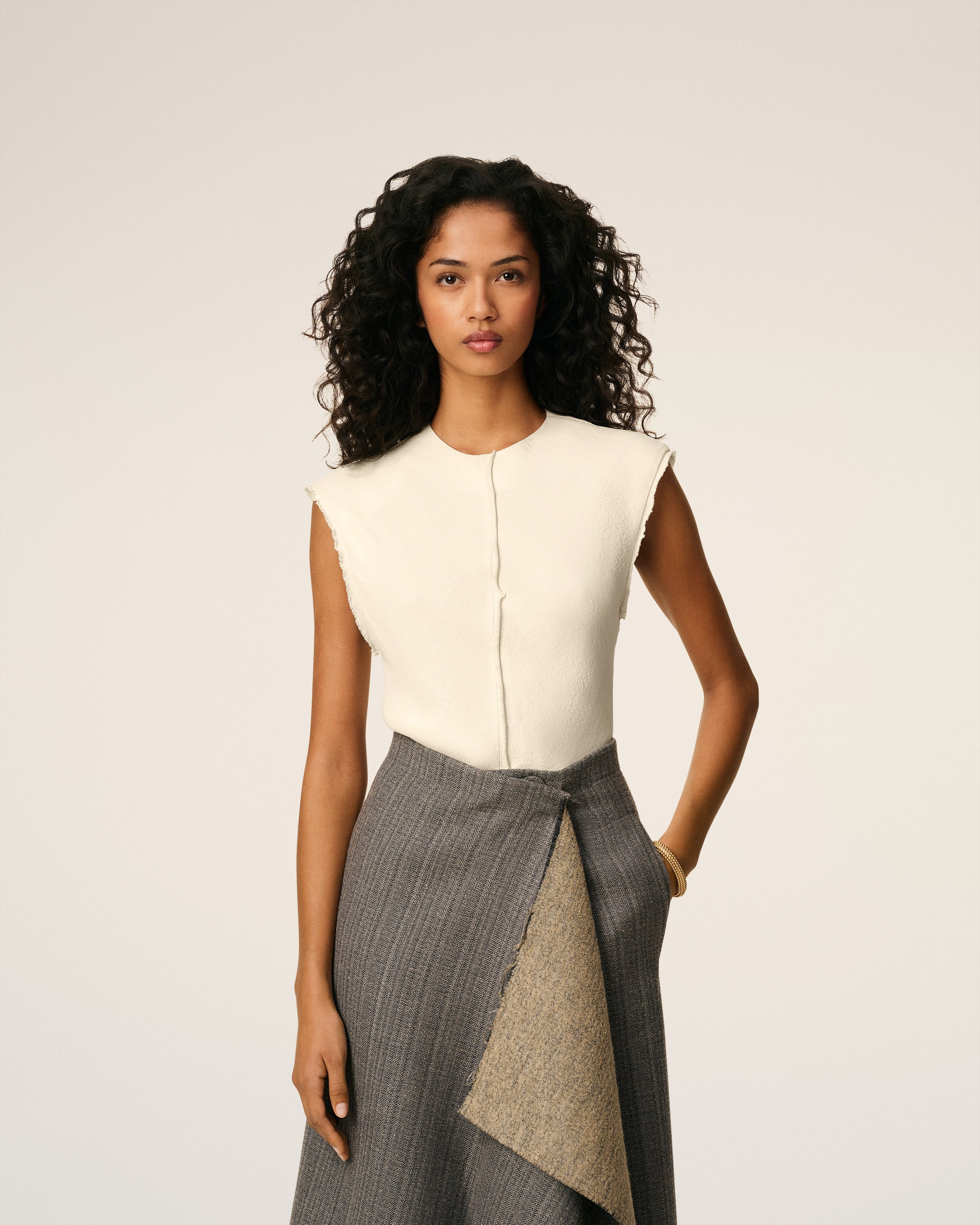 WHITE SLEEVELESS RAW EDGE DETAILS TOP - 3
