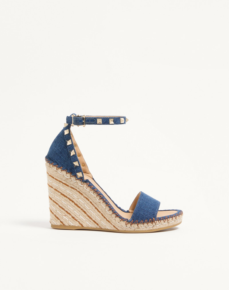 ROCKSTUD DOUBLE WEDGE SANDAL IN DENIM 105MM 1