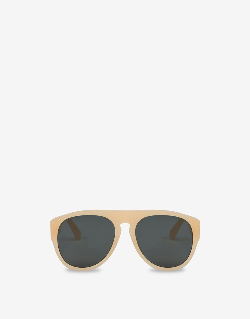 SUNGLASSES WITH GREEN LENSES 1