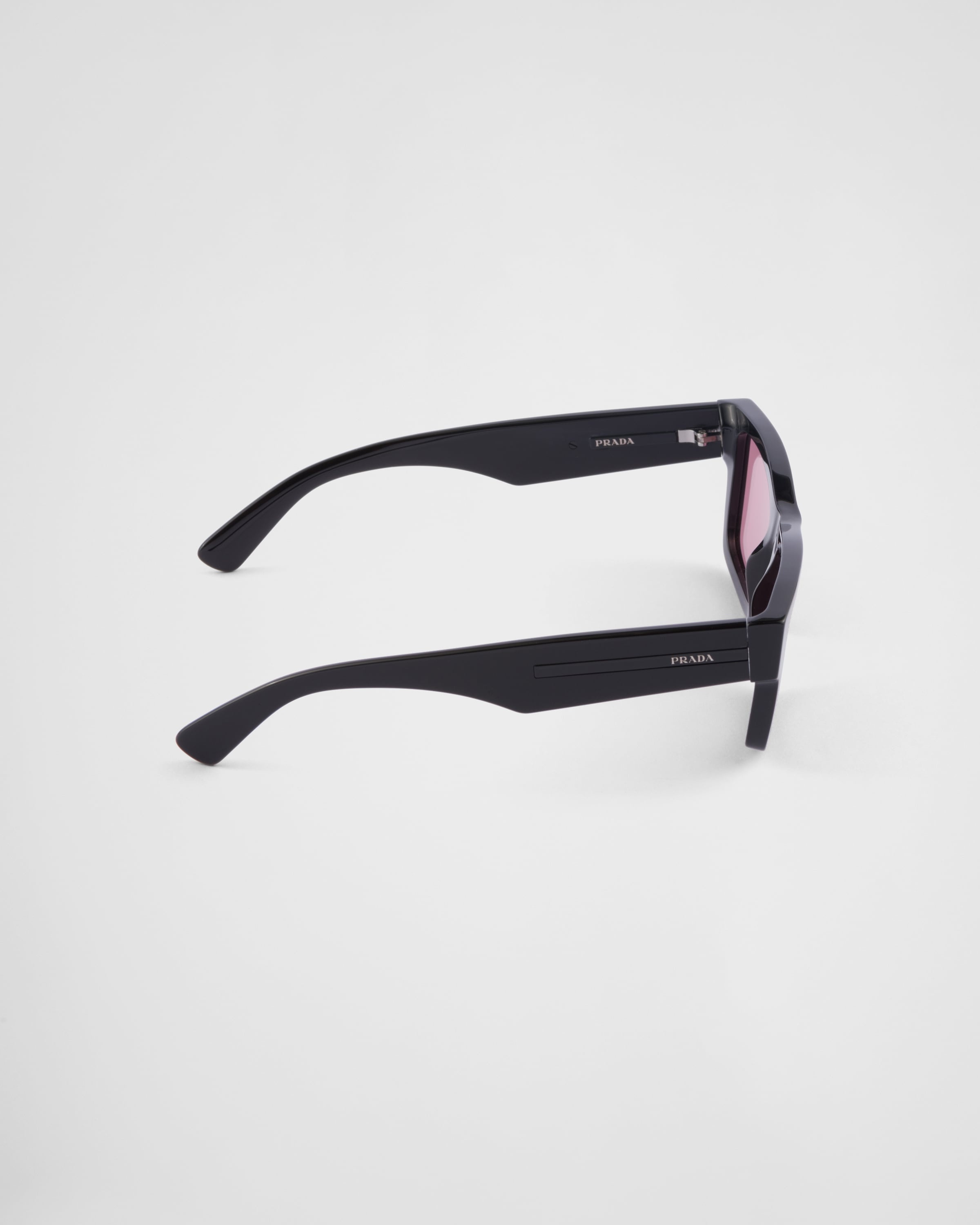 Sunglasses with iconic metal plaque - 4