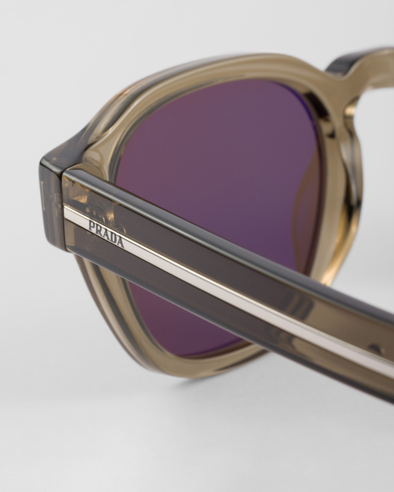 Sunglasses with the iconic metal plaque 5
