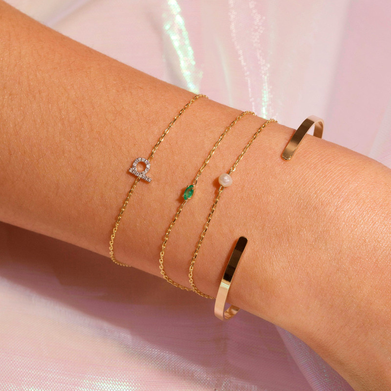 STONE AND STRAND Tiny Solitaire Pearl Bracelet outlook