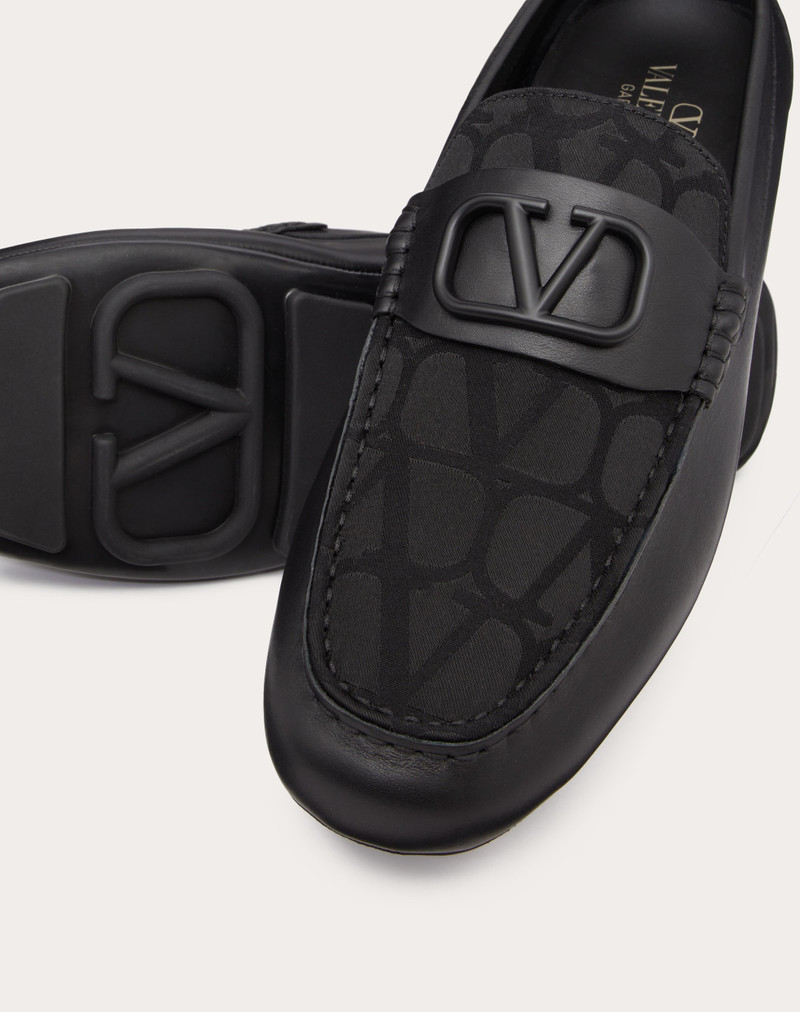 VLOGO SIGNATURE DRIVING SHOE IN CALFSKIN AND TOILE ICONOGRAPHE TECHNICAL FABRIC 5