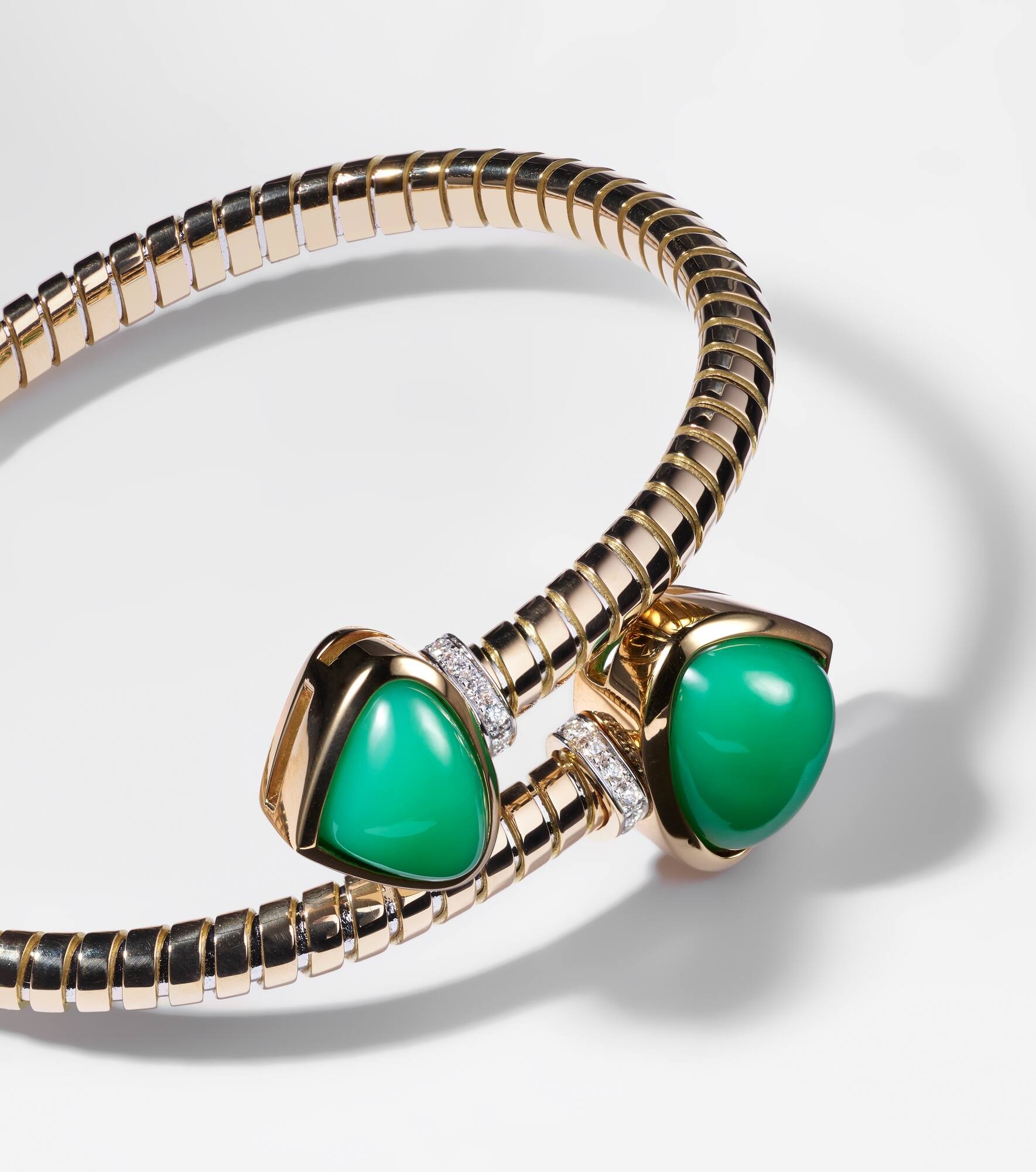 Trisolina Bypass 18kt gold cuff bracelet with diamonds and chrysoprase - 5