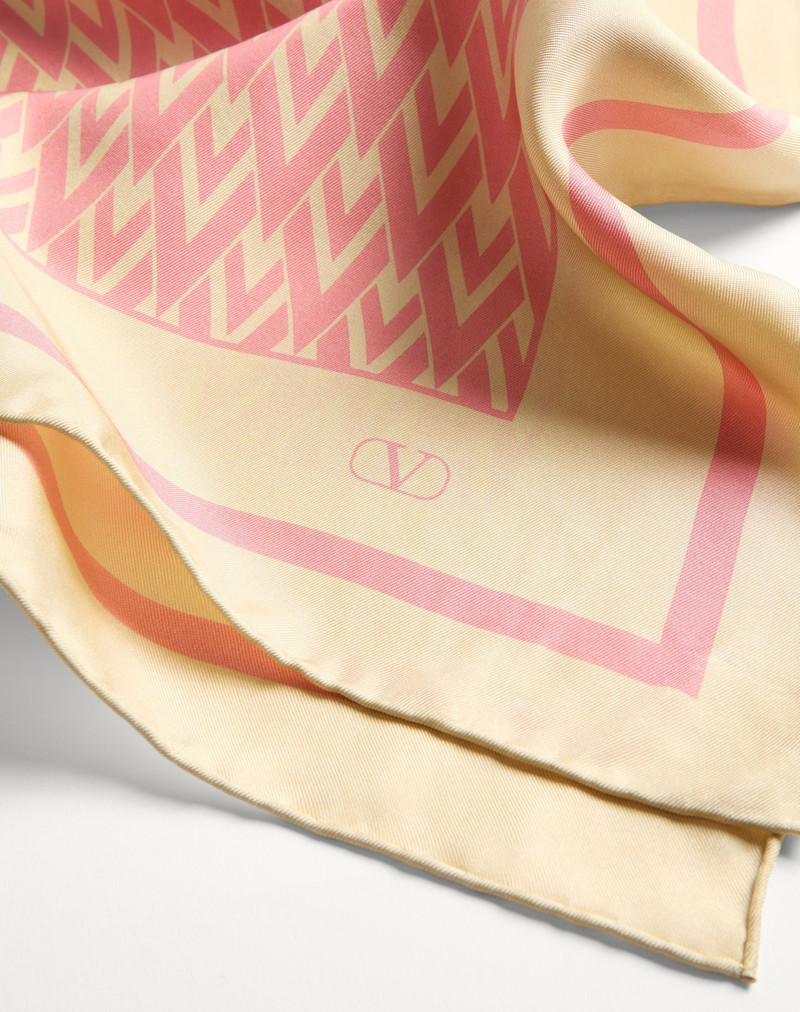 Valentino TOUTE LA V SILK SCARF outlook