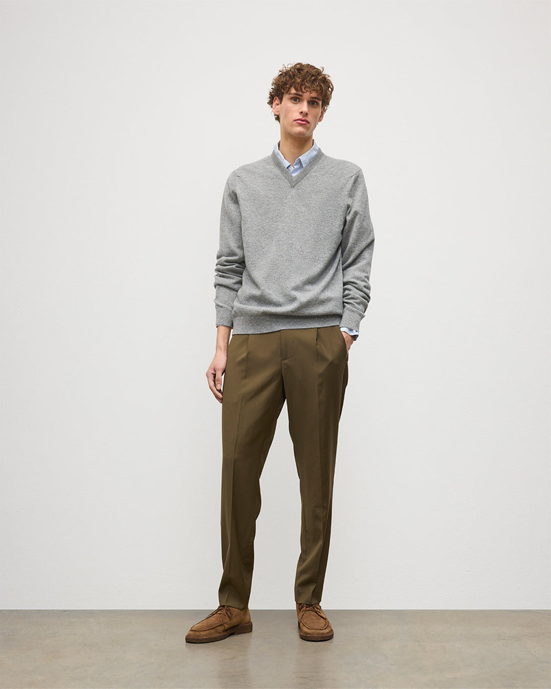 Johnstons of Elgin Rory Grey Classic Cashmere V-Neck Jumper outlook