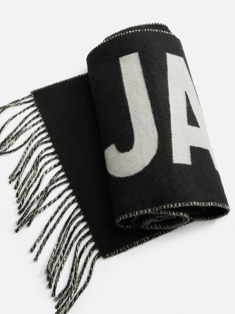 JACQUEMUS The Jacquemus scarf outlook