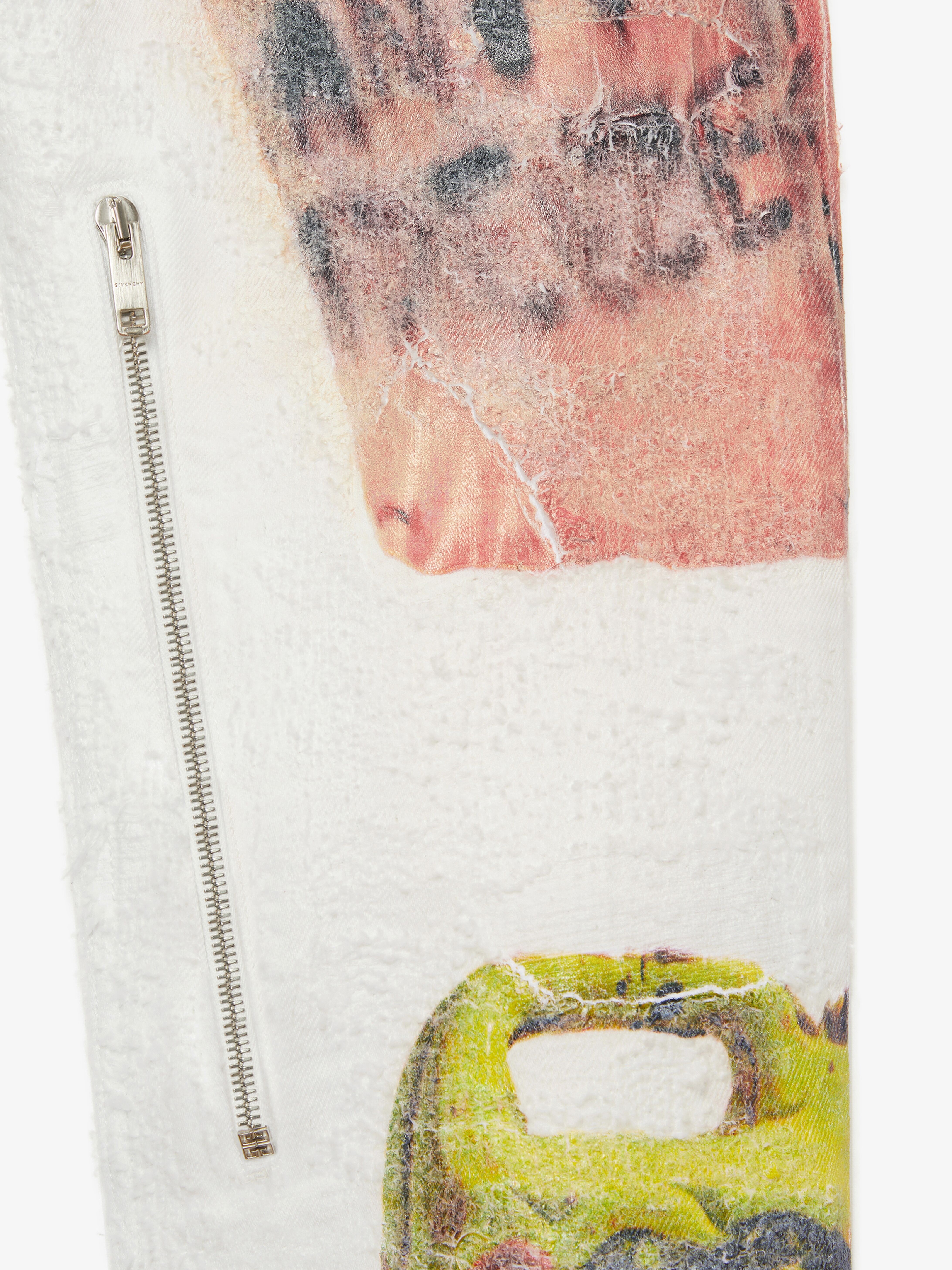 JEANS IN DESTROYED DENIM WITH CERAMICS PRINTS - 6