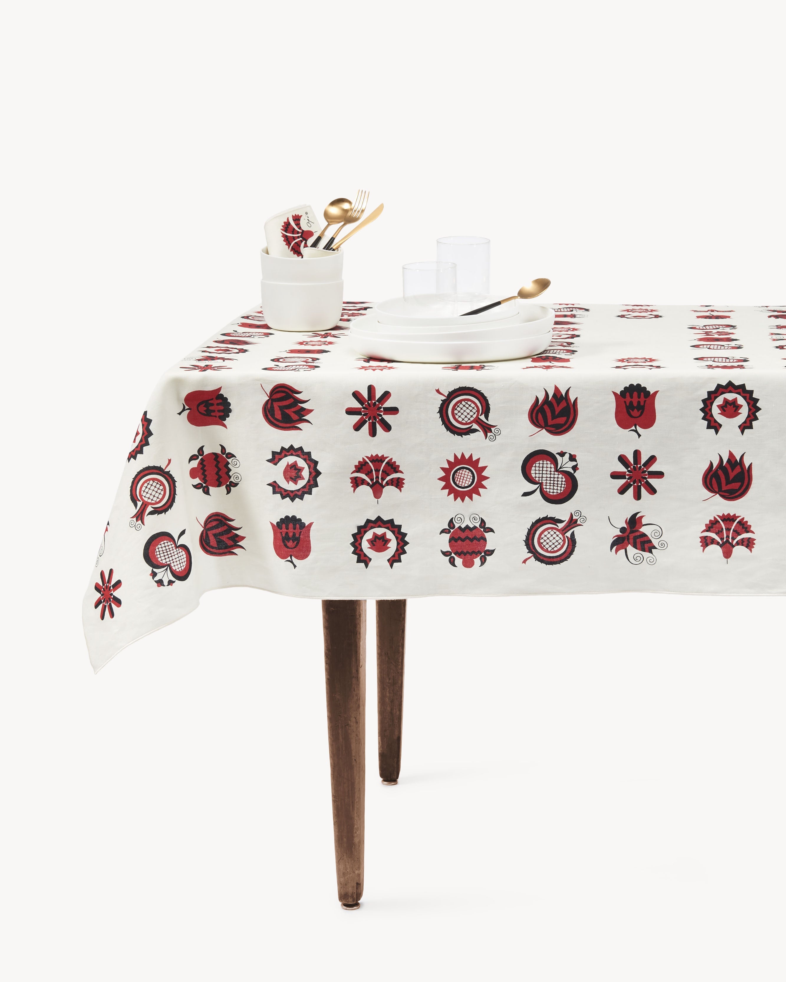 AGI'S TABLECLOTH WITH OVERLOCK HEM - 1