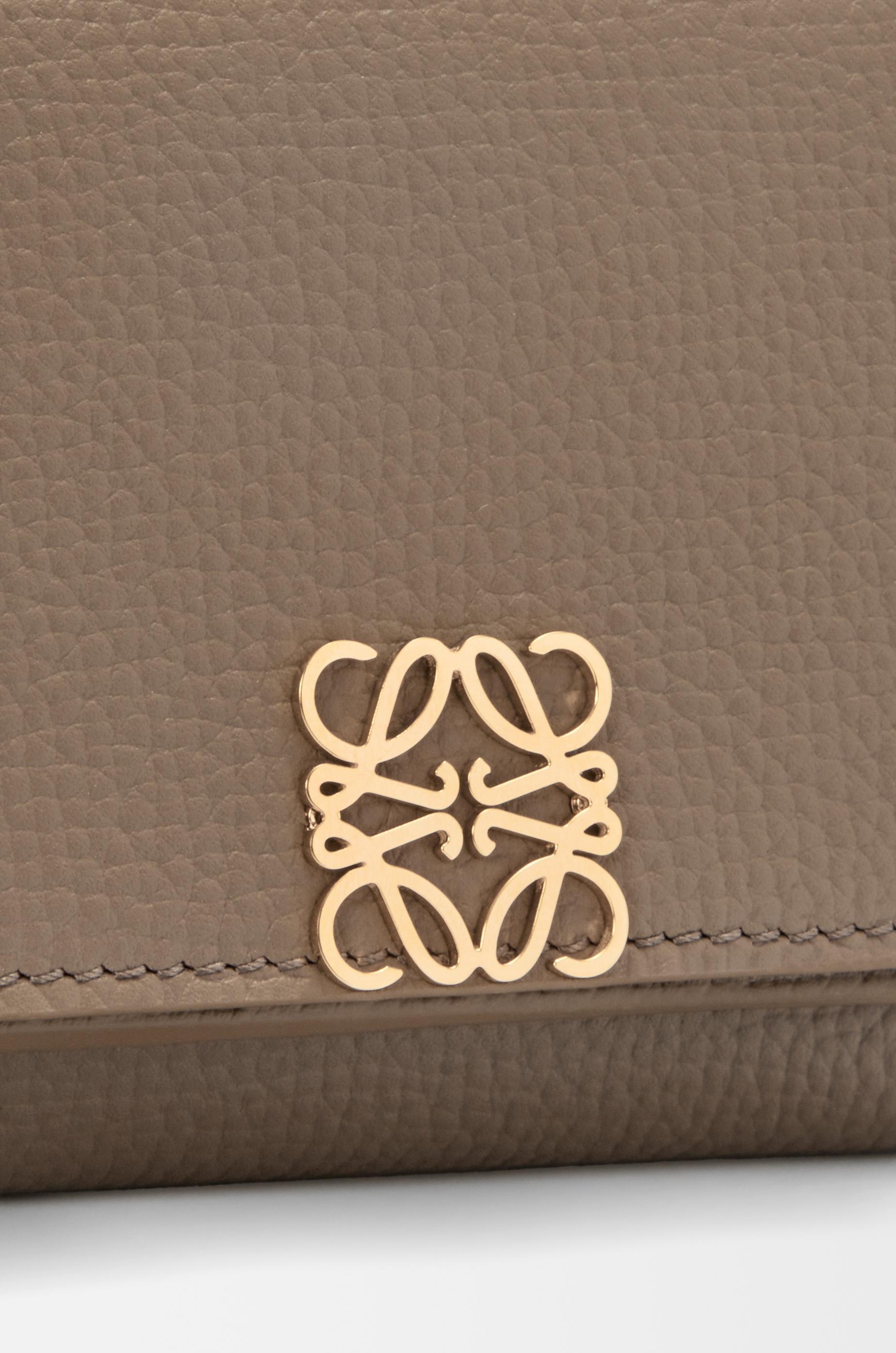 Anagram trifold wallet in pebble grained calfskin - 6