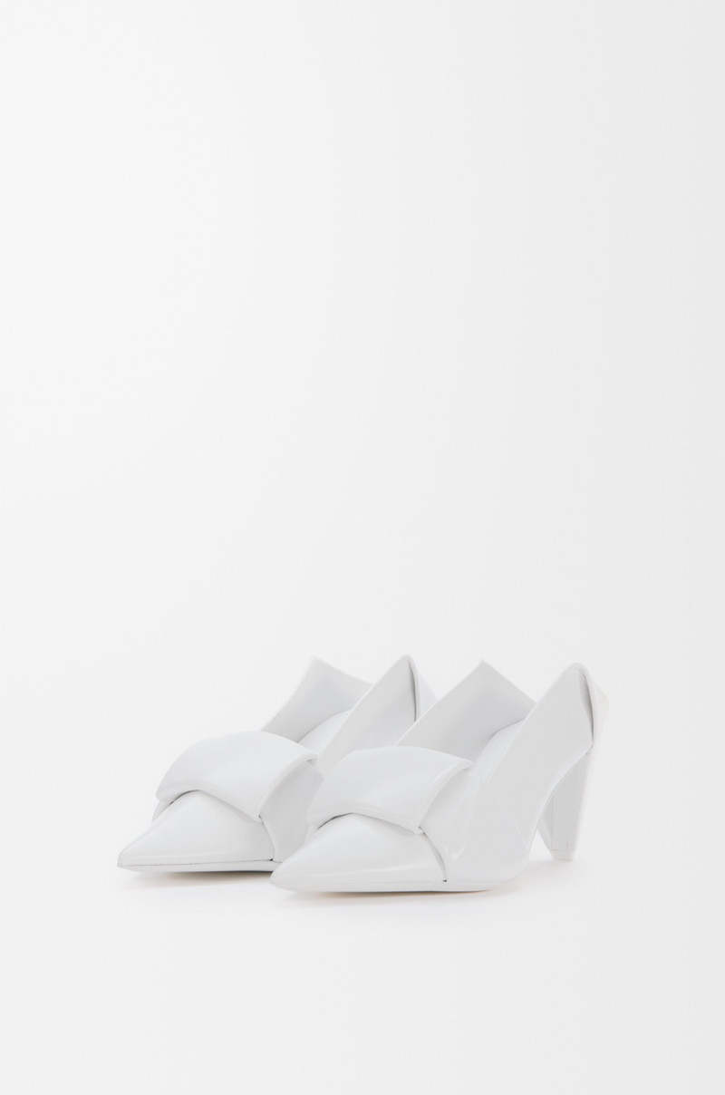 Loewe Origami flap back pump in lambskin outlook