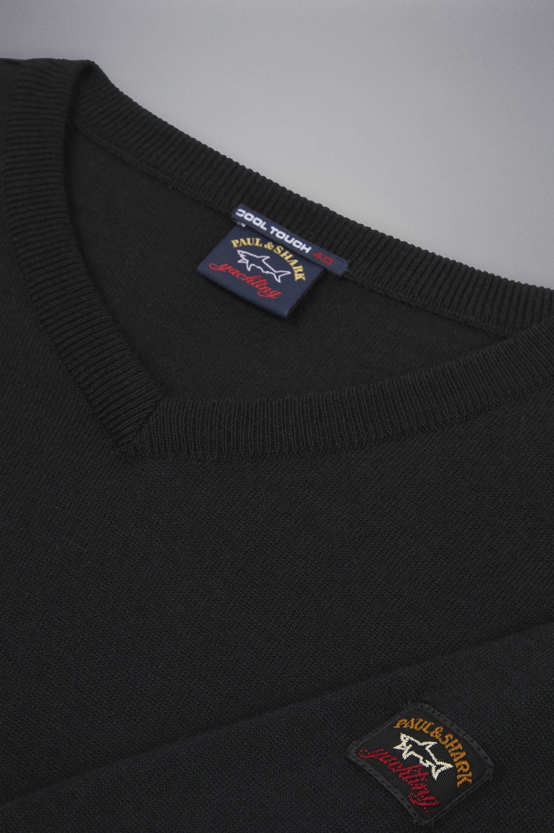 MERINO WOOL V-NECK WITH ICONIC BADGE - 5