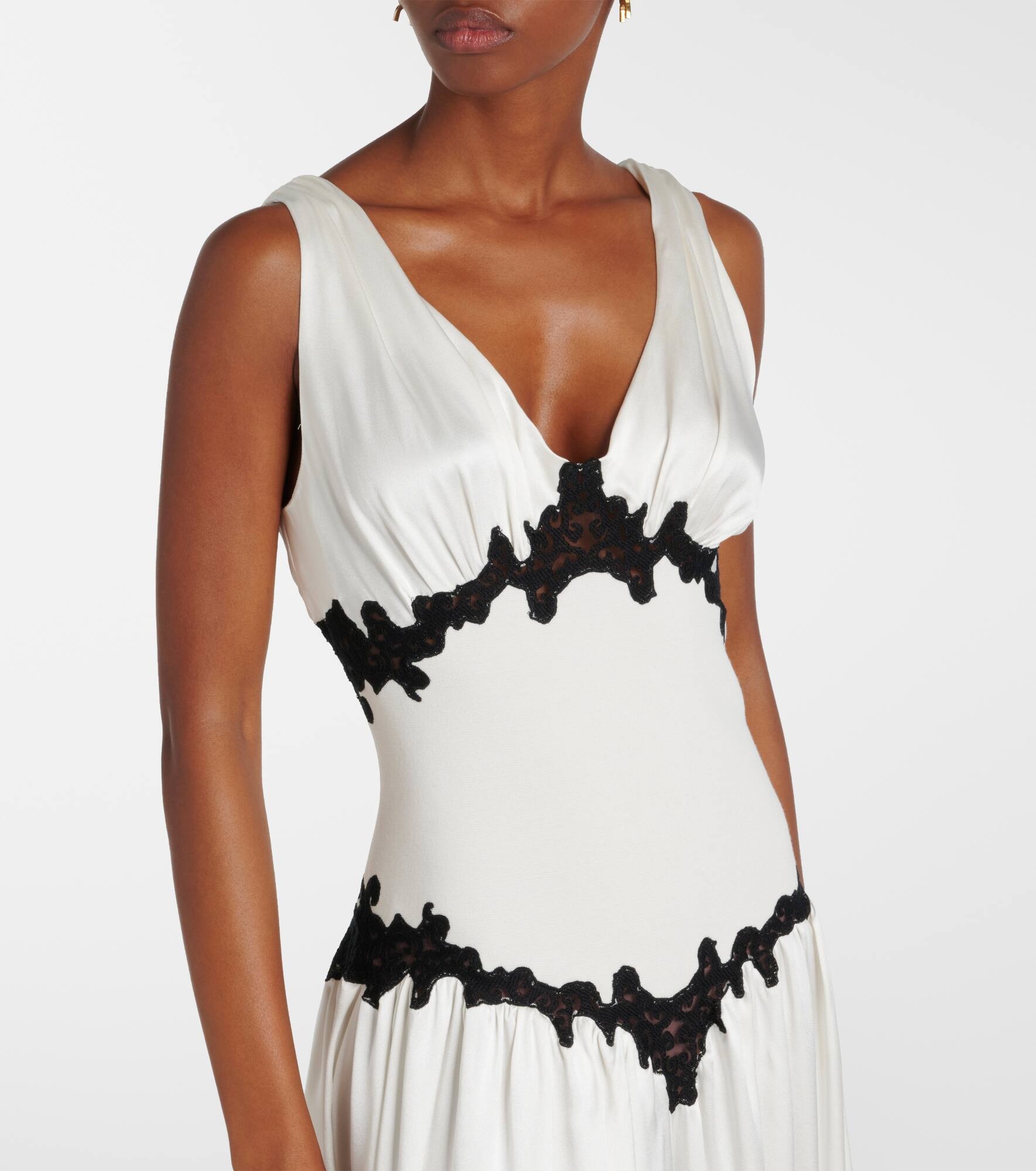 Highland embroidered silk gown - 4