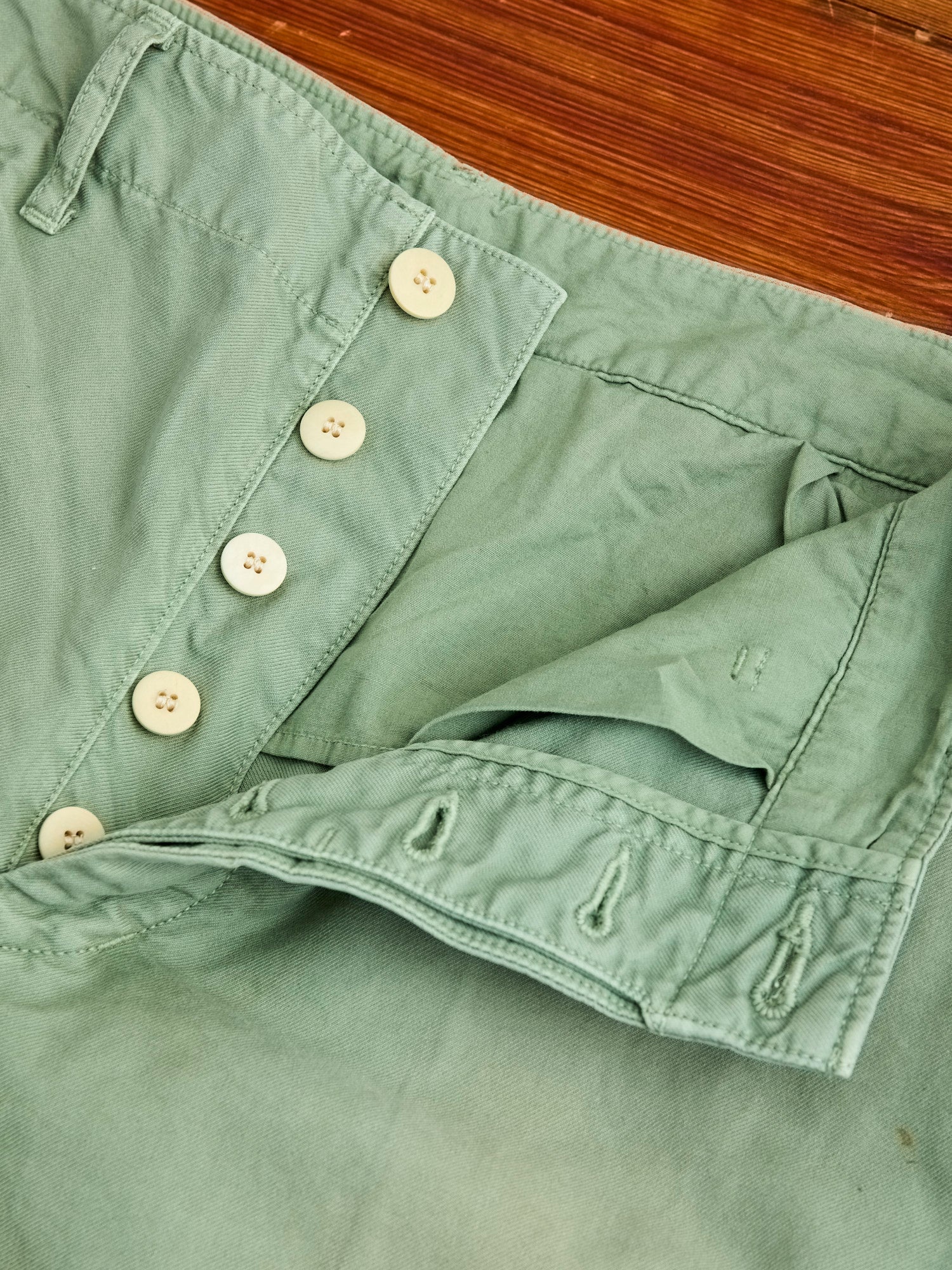 Damaged Field Chino Pants in Green - 7