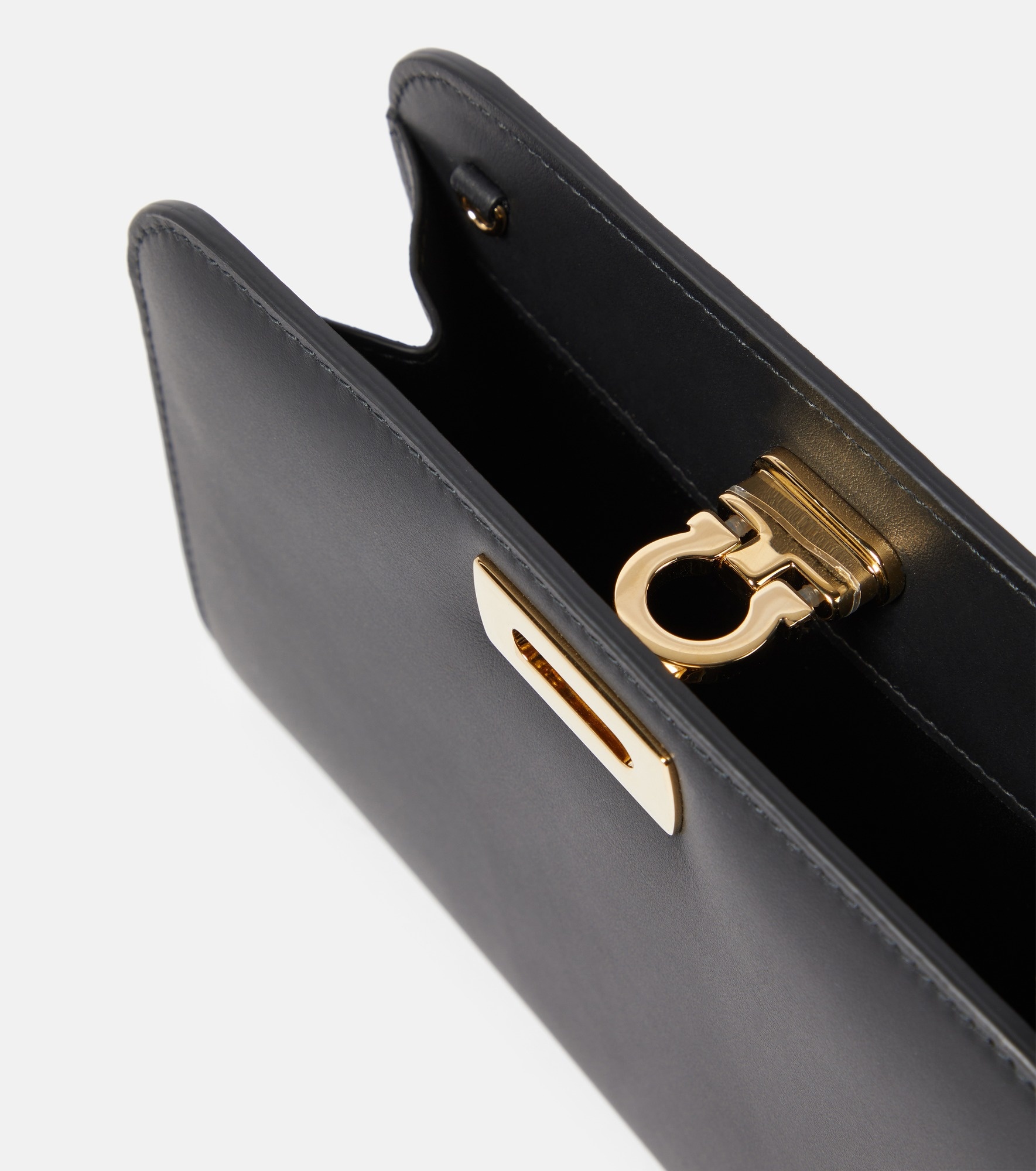【FERRAGAMO】Small Diana Clutch/追跡+関税+全国送料込み Ferragamo Diana Leather Clutch | Black | FARFETCH