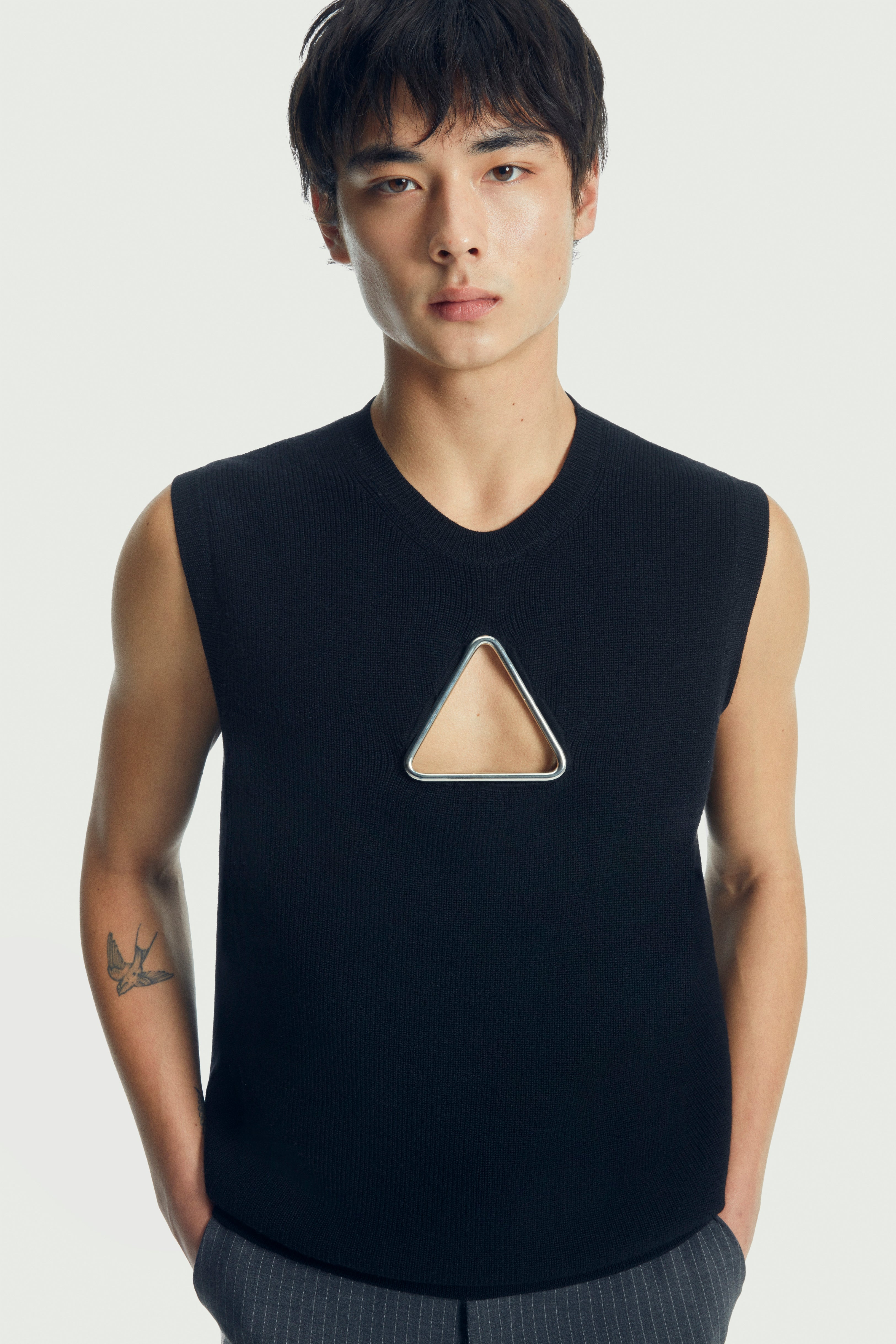 Triangle Sleeveless Knitted Sweater - 5