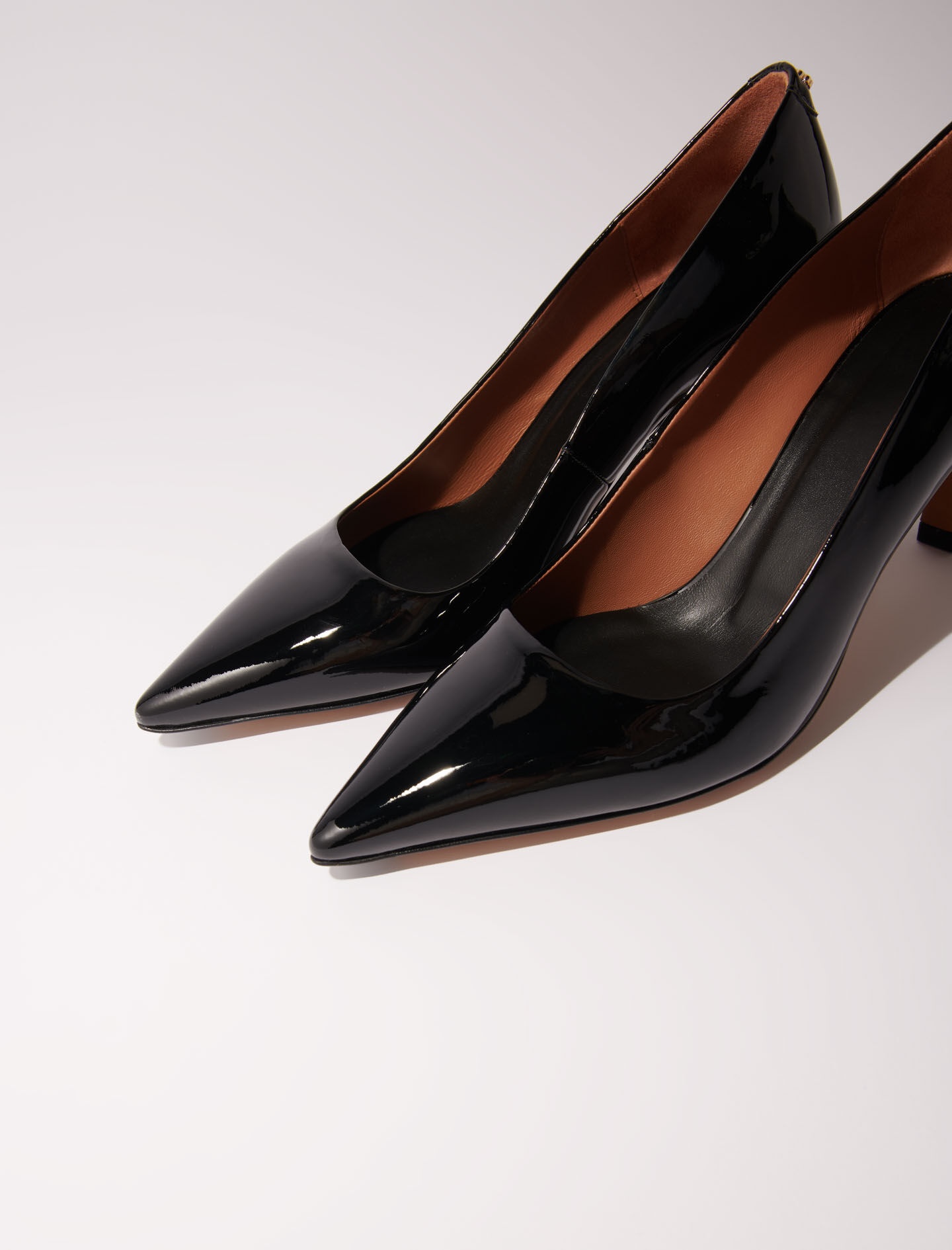 Leather pumps with pointed toes - 3