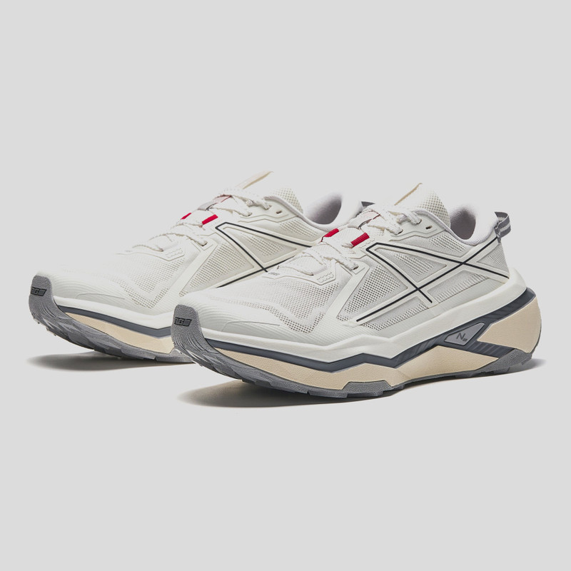 Women's ANTA Saker 3