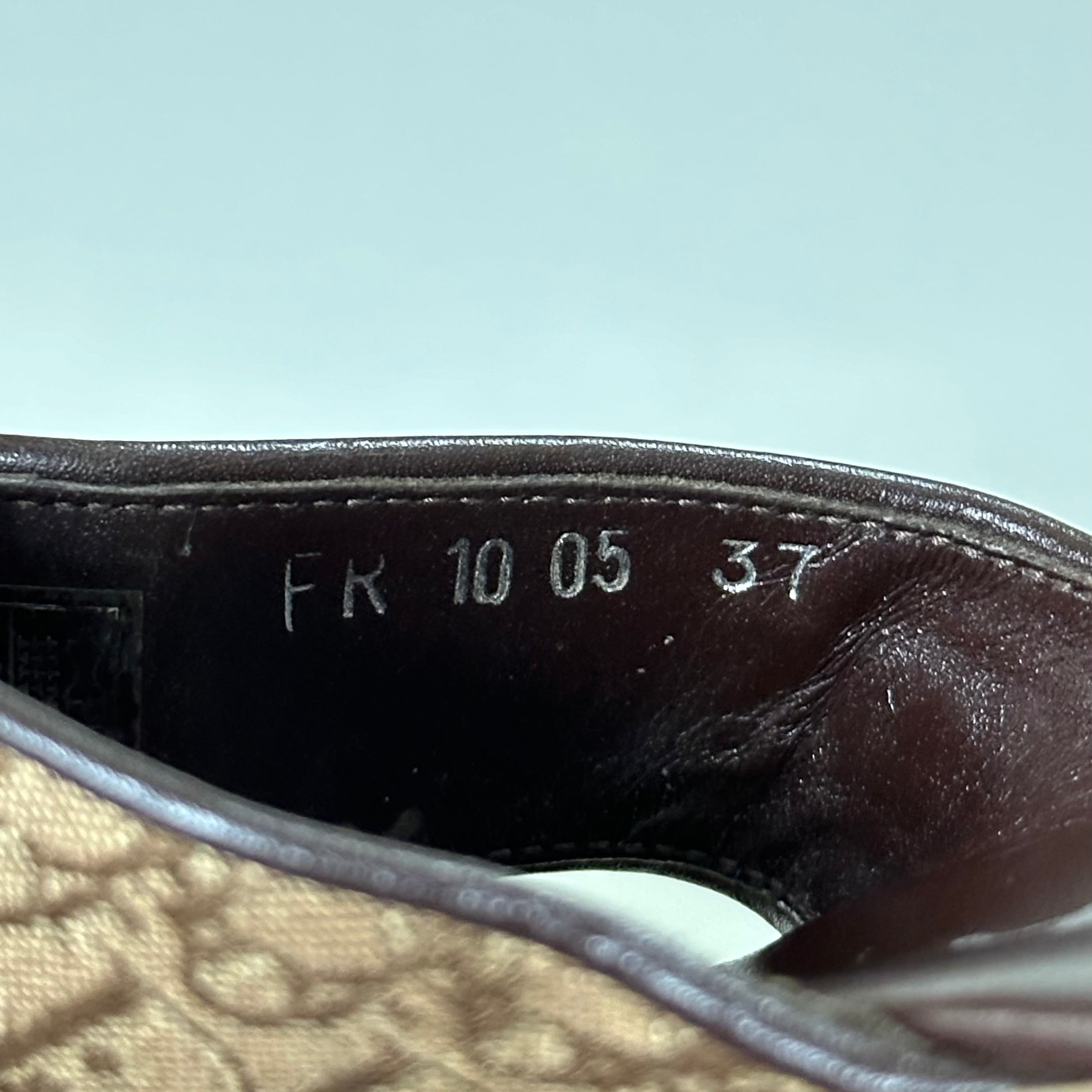 CHRISTIAN DIOR Spring Summer 2005 Trotter Flip-Flop Sandals - 7