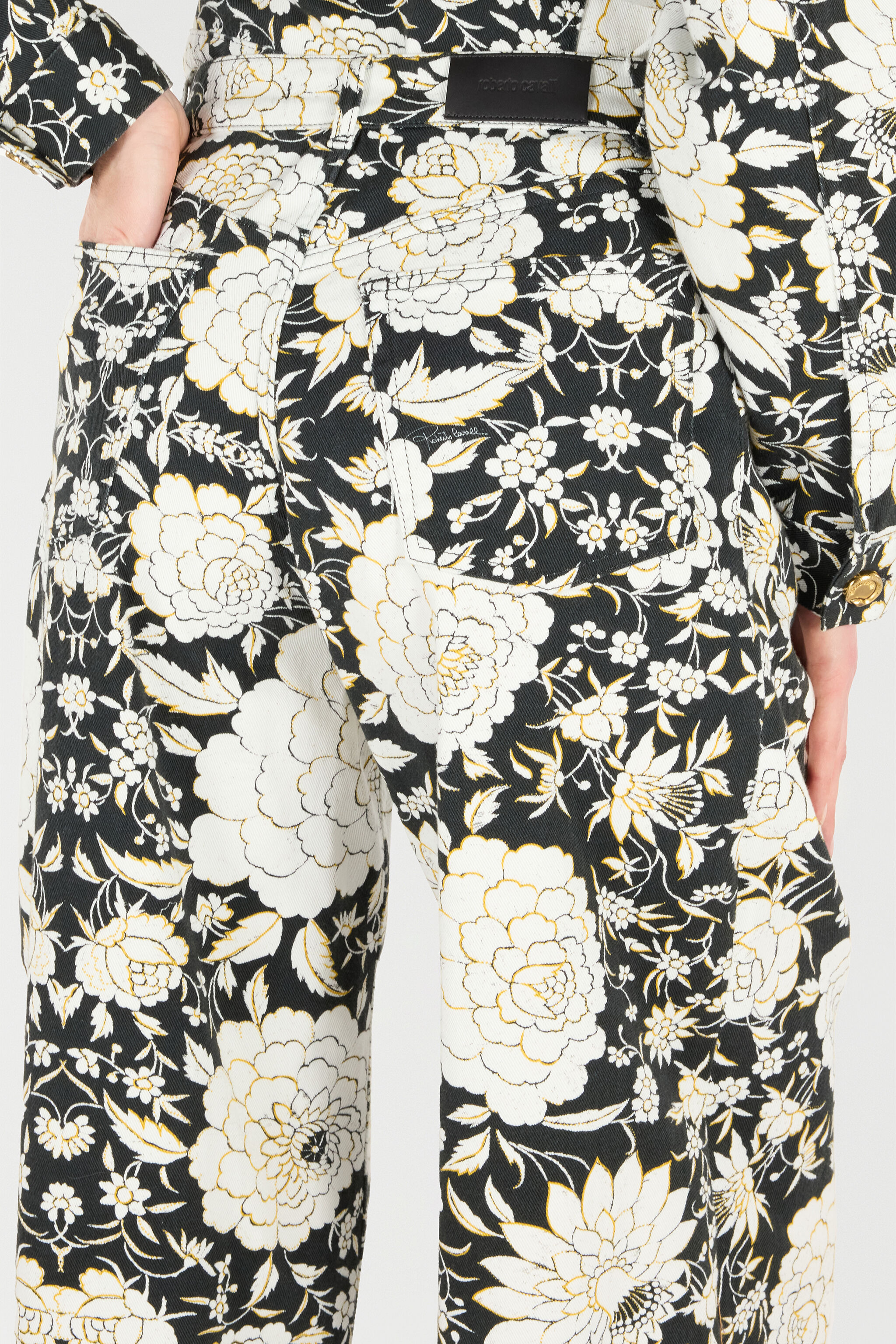 Pants With All-Over Floral Print - 7