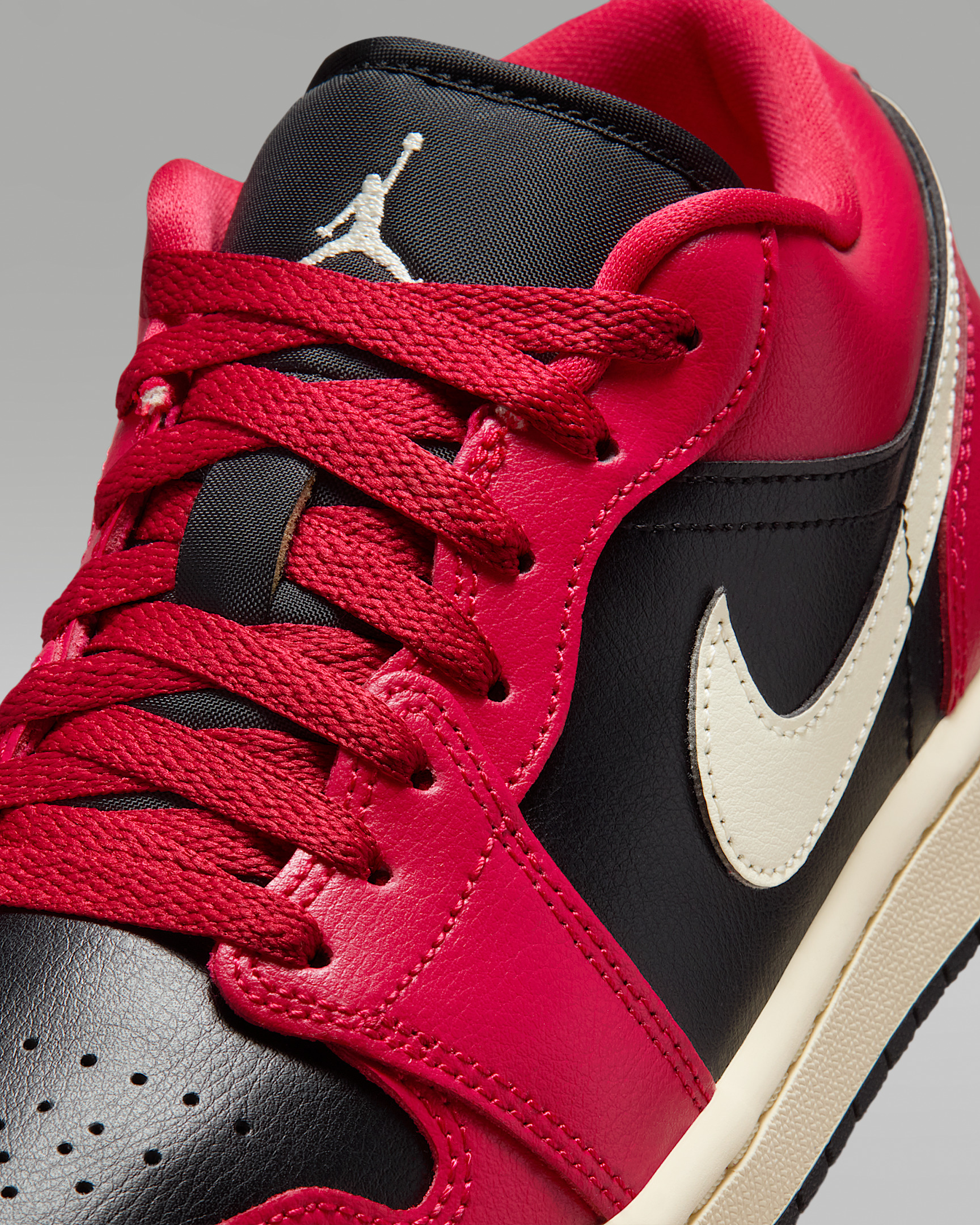 Air Jordan 1 Low Women's Shoes - 7