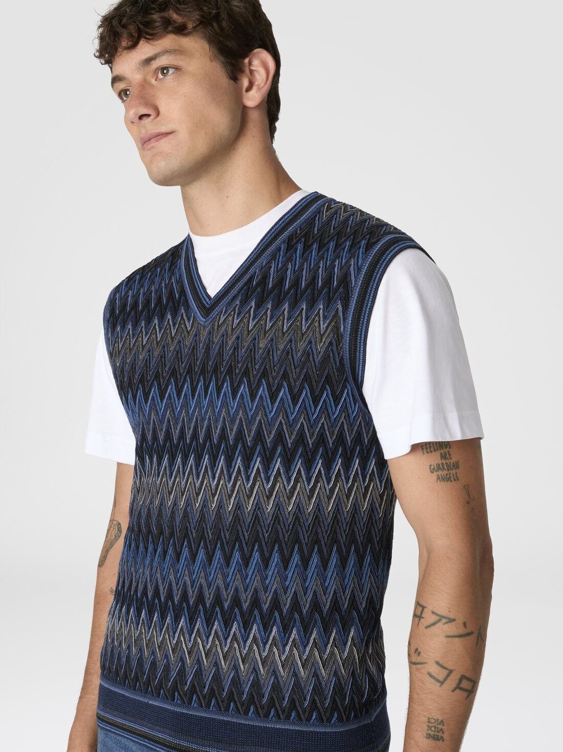 V-Neck Vest with Zigzag Pattern - 4