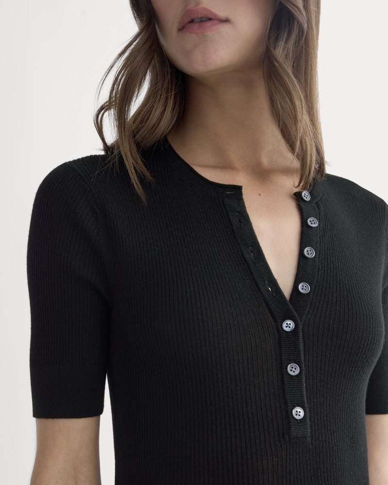 THE SHORT-SLEEVE HENLEY IN ULTRASOFT MERINO 4