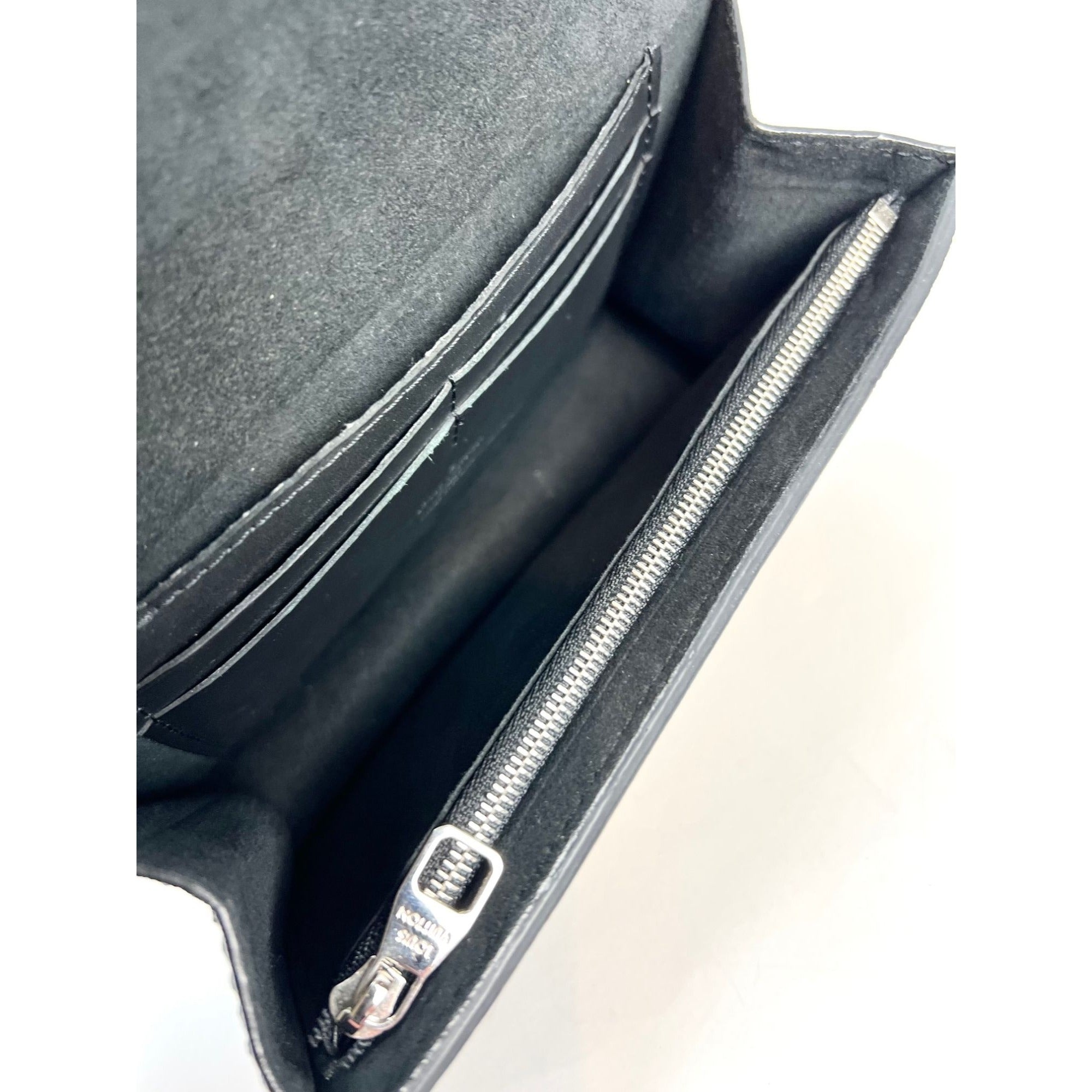 LOUIS VUITTON Reverse Giant Monogram Dauphine Bumbag Clutch - 3