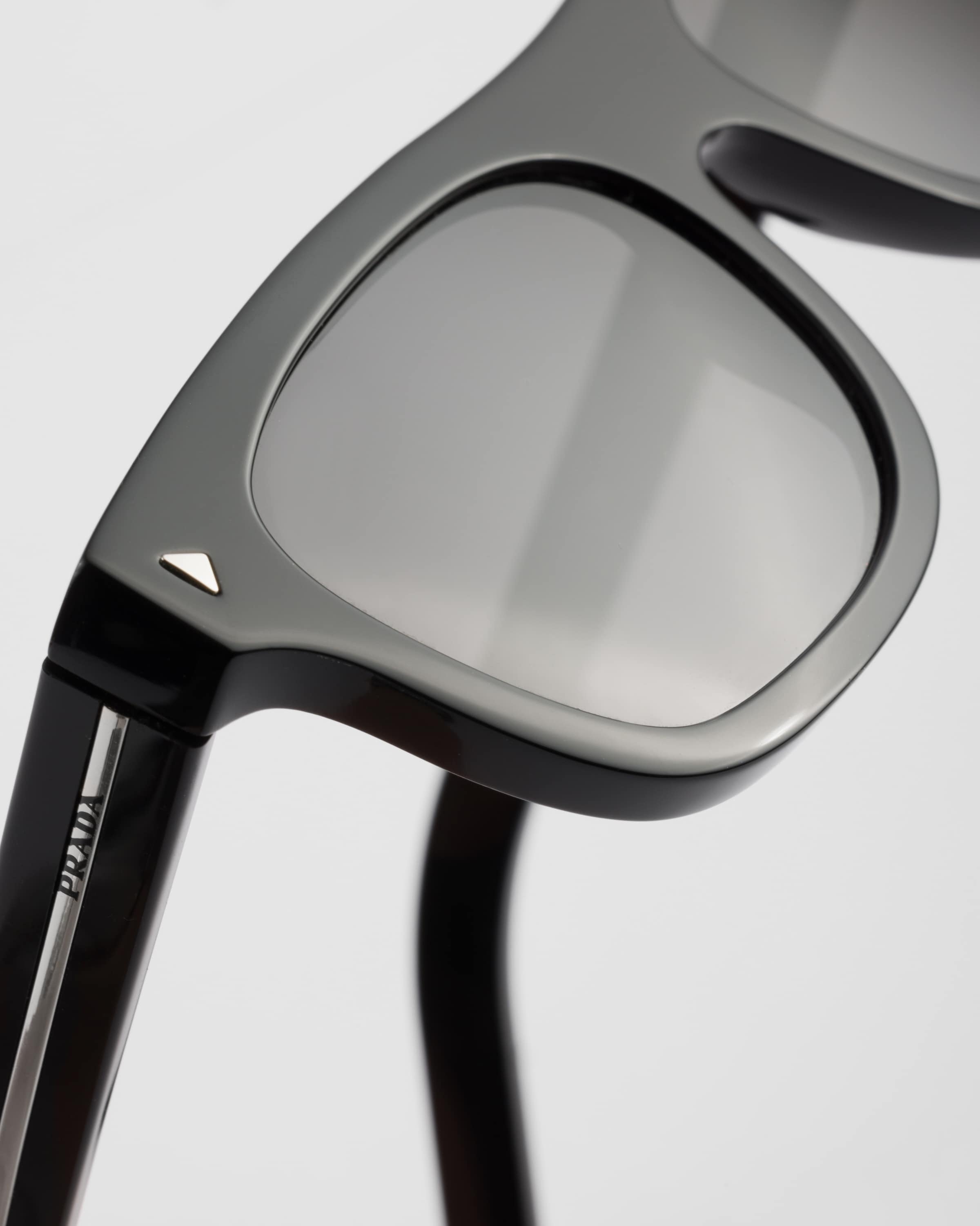 Sunglasses with the iconic metal plaque - 5