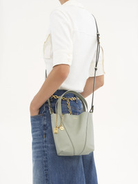 【関税＆送料込み】ChloAC Small Spin Tote In Grained Leathe Chloé Small Chloé Spin Tote Bag In Grained Leather | Chloé US