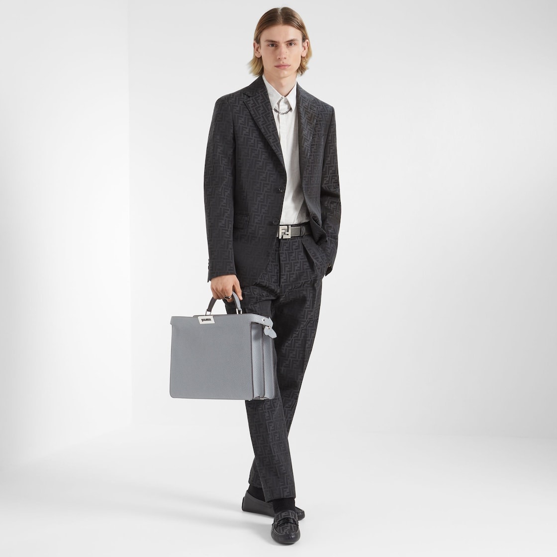 Medium iconic Peekaboo ISeeU bag, made of gray Cuoio Romano leather. The interior is organized into  - 7