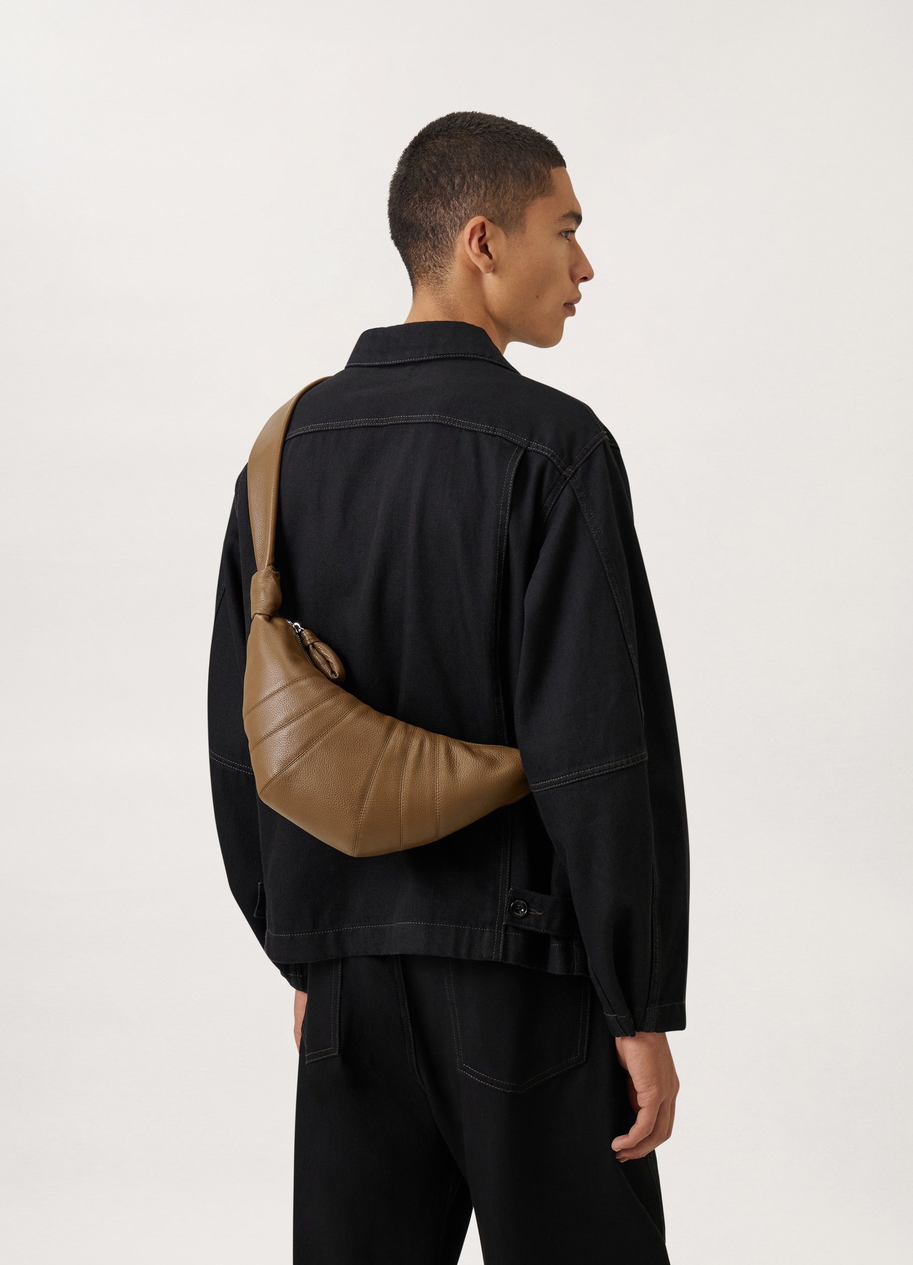 SMALL CROISSANT BAG
GRAINED LEATHER - 8
