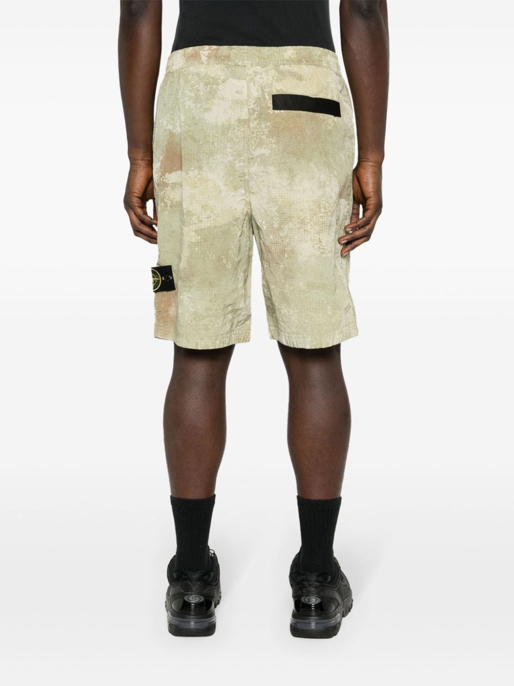 abstract-print Bermuda shorts - 4