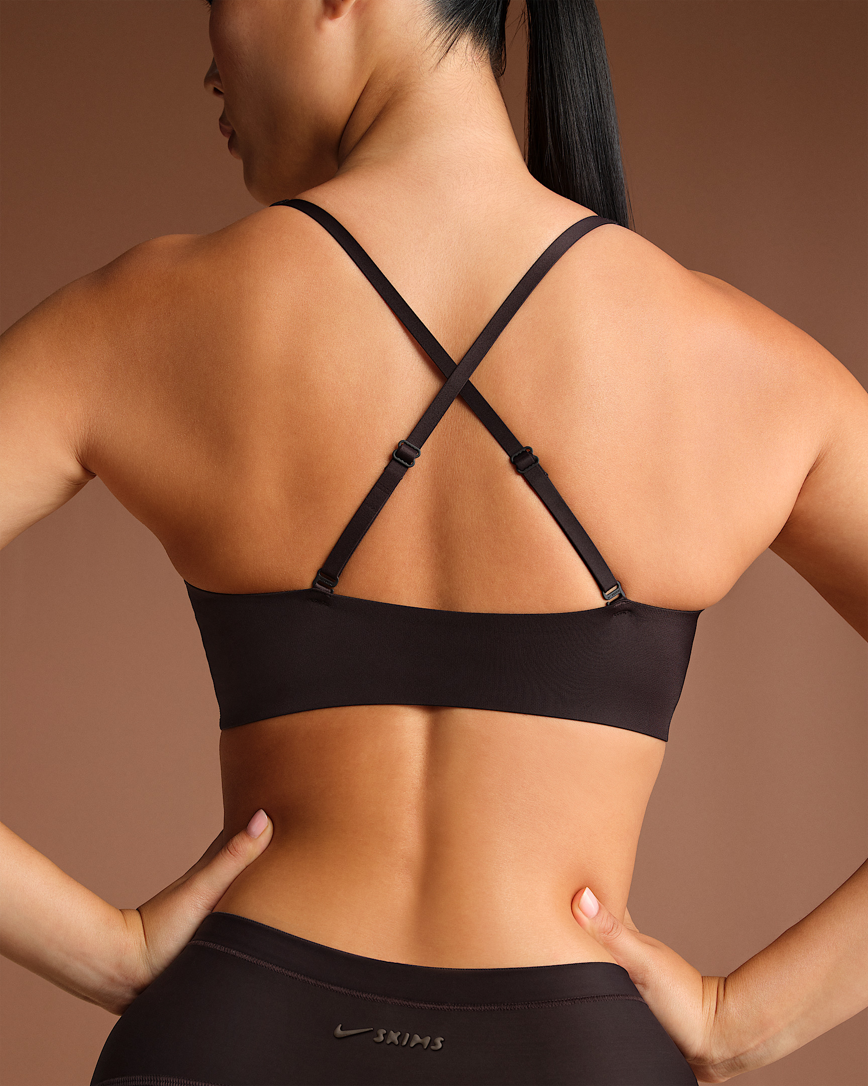 NikeSKIMS Shine Women's V-Neck Bra - 2