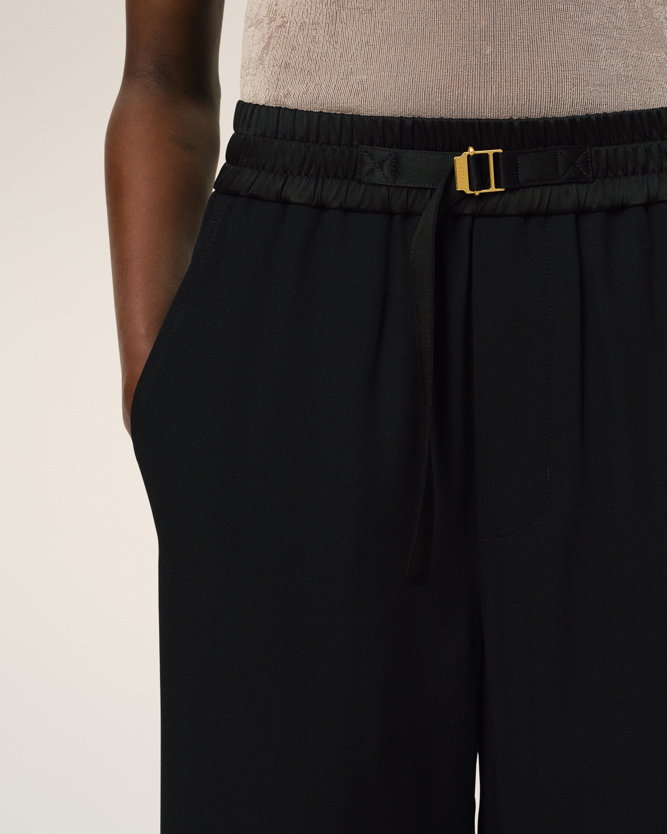 BLACK LARGE FIT ELASTICATED SHORT - 4