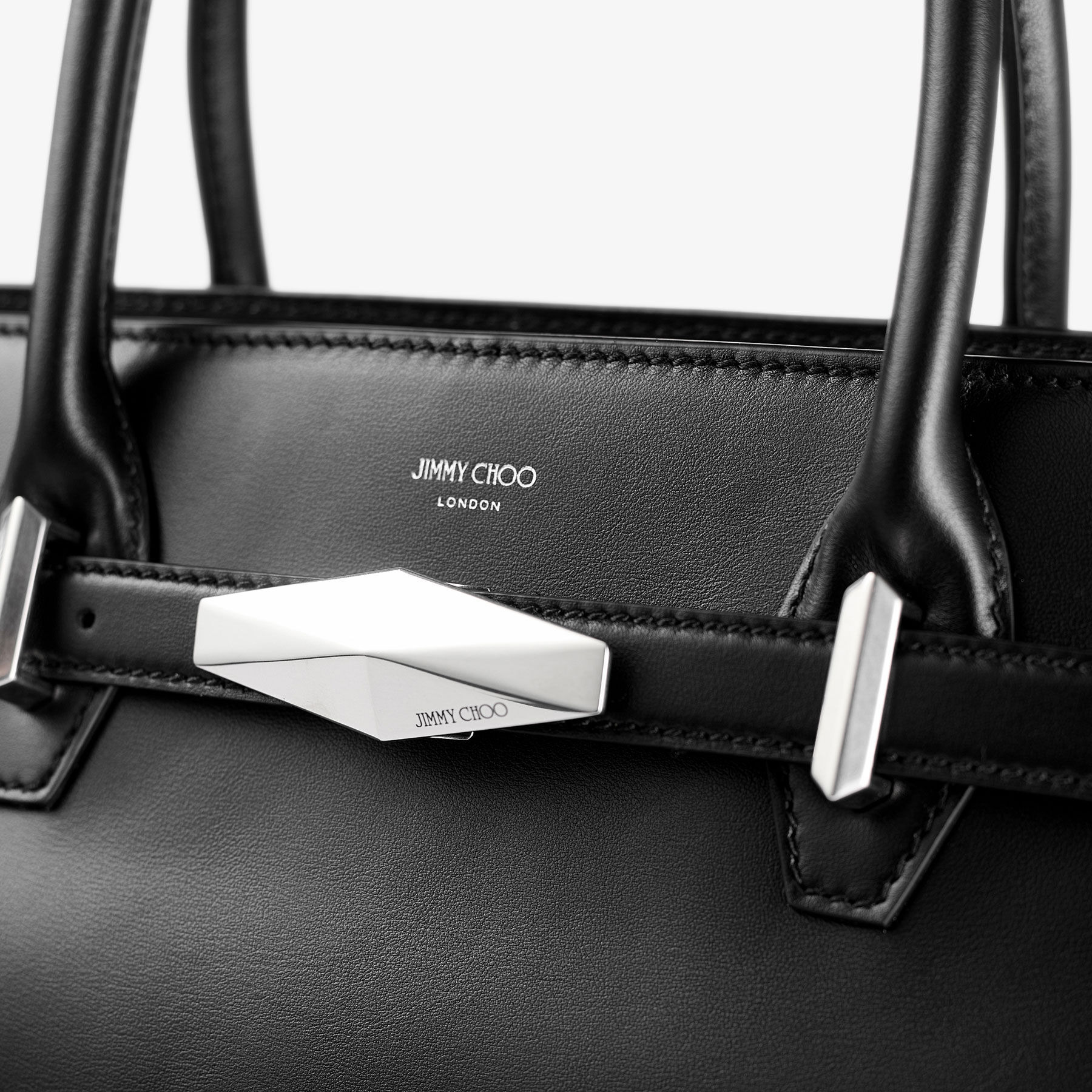 Diamond Belted Top Handle M
Black Leather Top Handle Bag - 3