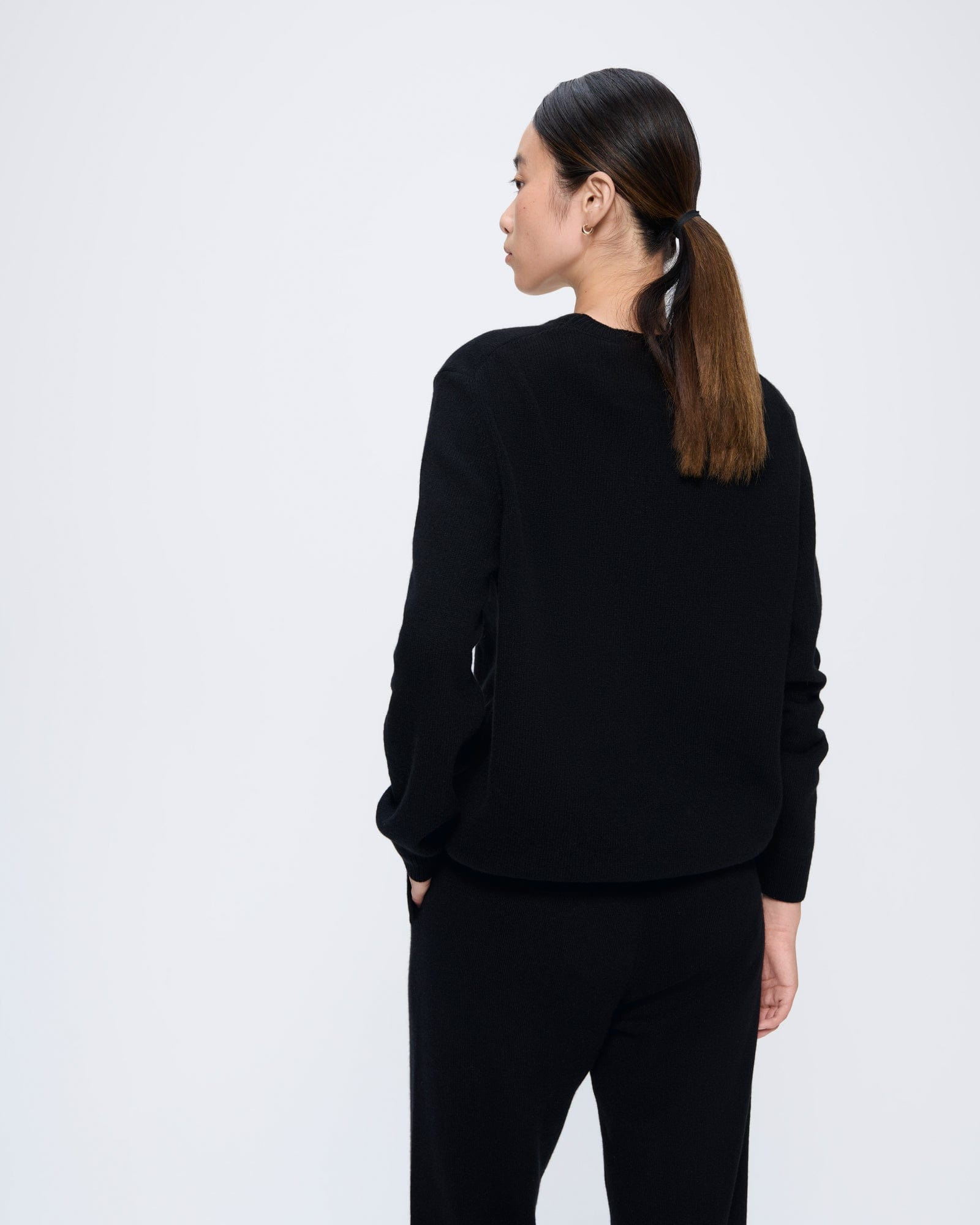 Womens Recycled Cashmere Crewneck Sweatshirt - Black - 5