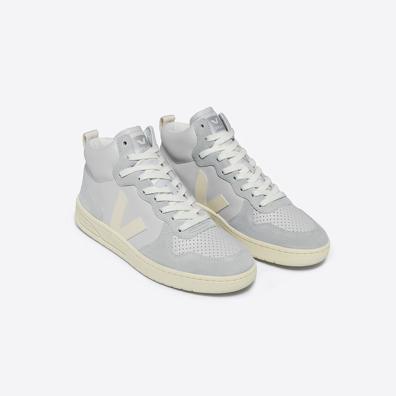 VEJA V-15 LEATHER PEARL CASHEW outlook