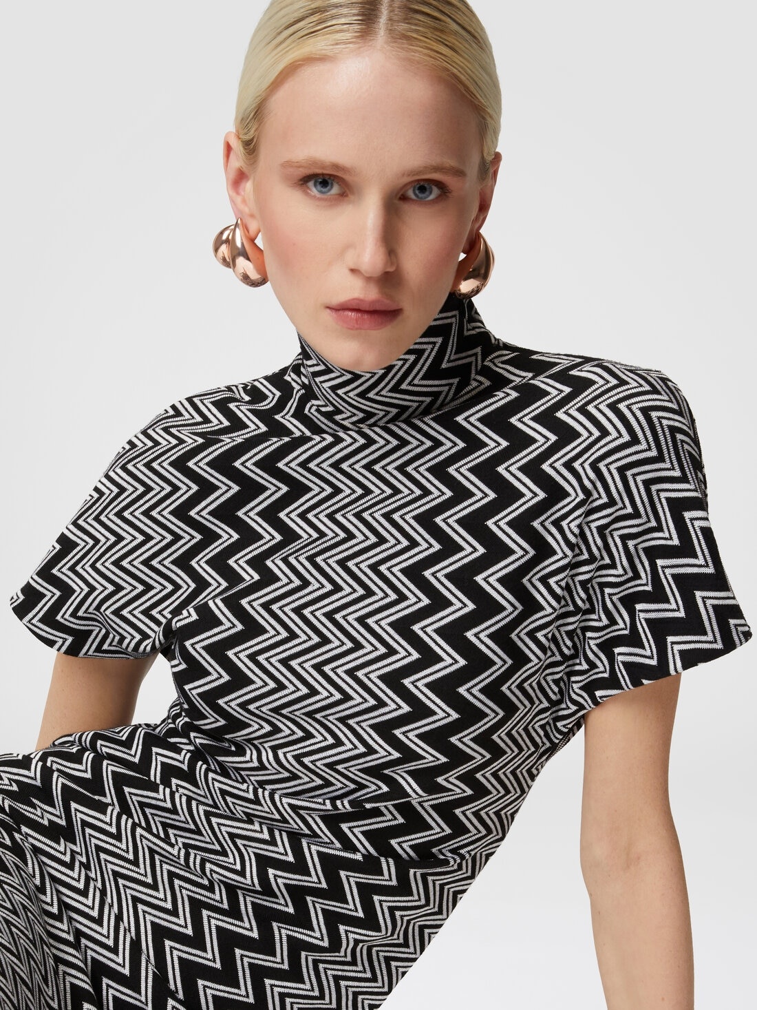 Zig zag mini-dress with sculptural sleeves - 5