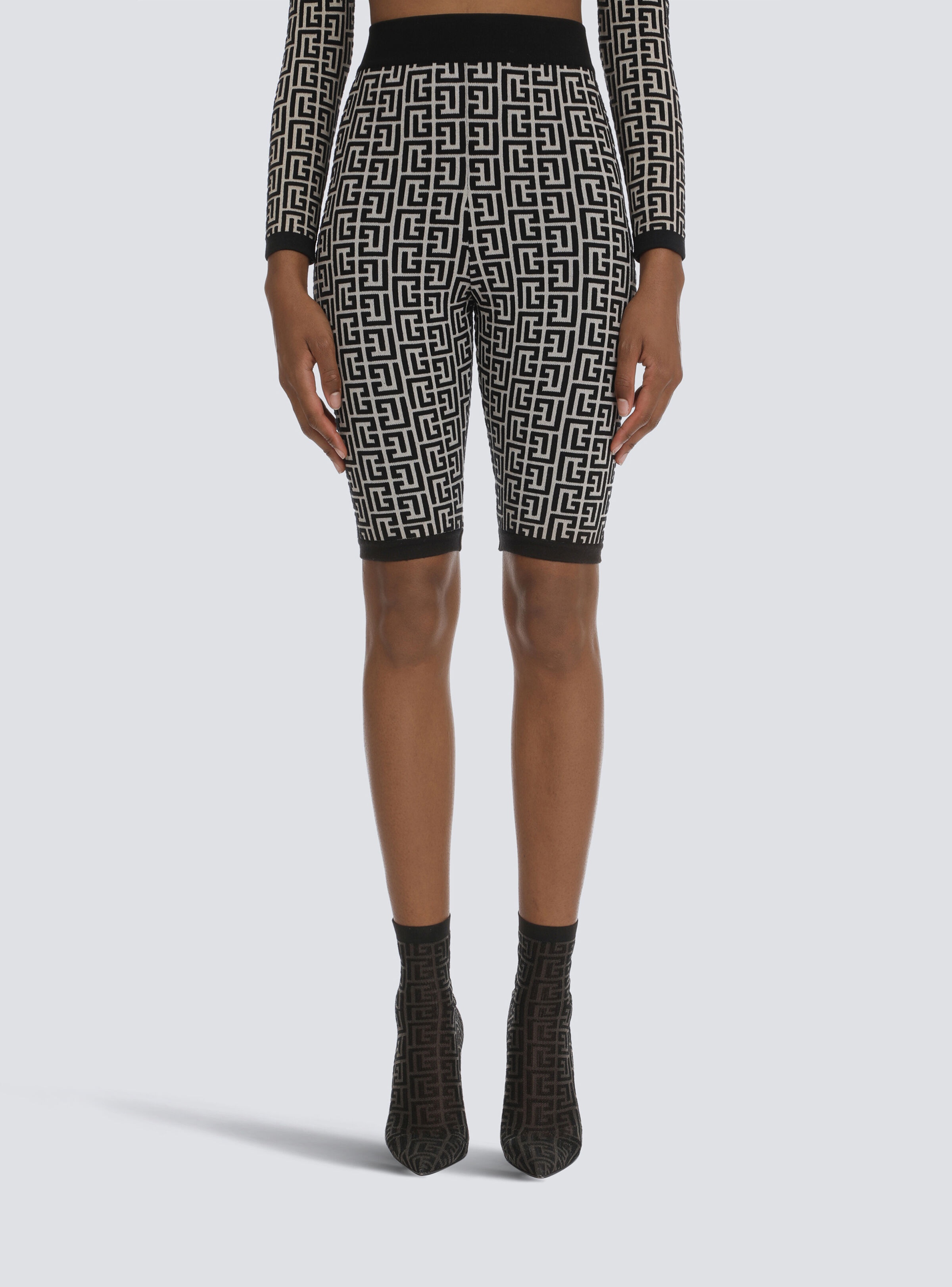 Bicolor jacquard knit shorts with Balmain monogram - 6