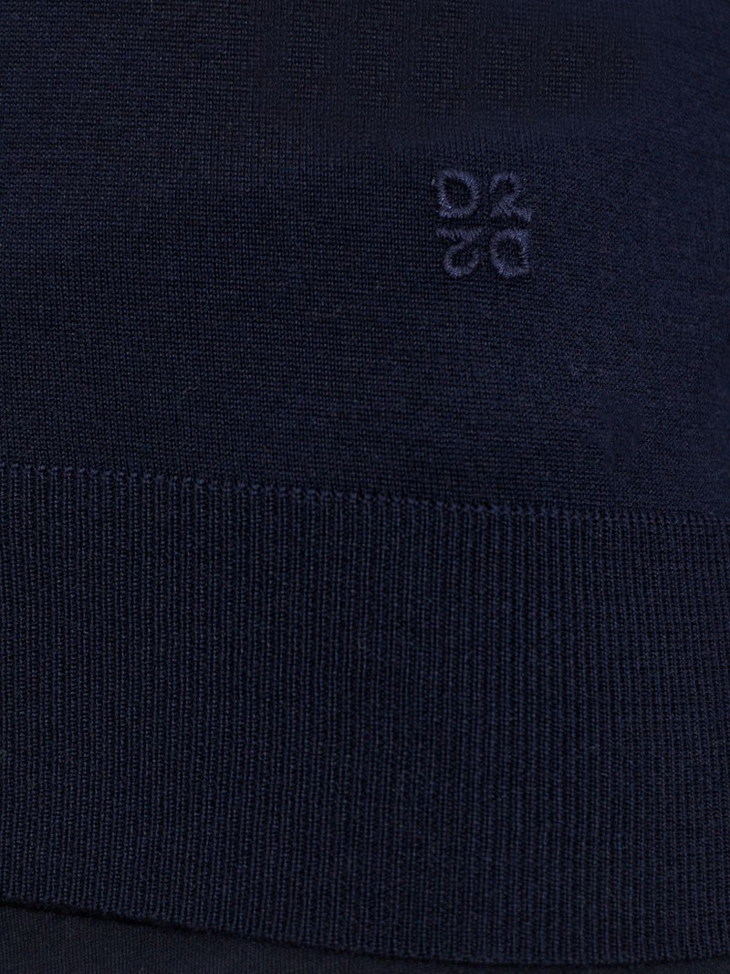 V-neck logo top 5