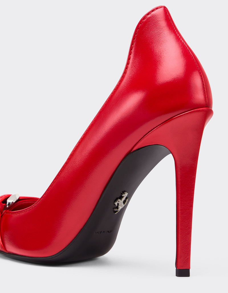 Court shoes in ultra-wet-effect glossy leather 5