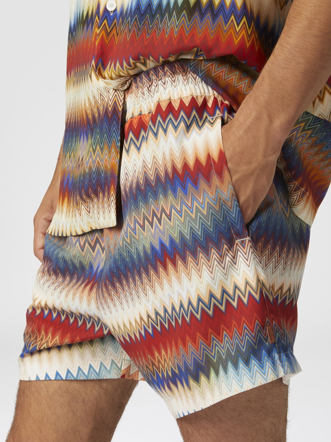 Swim shorts with gradient micro zigzag print - 5