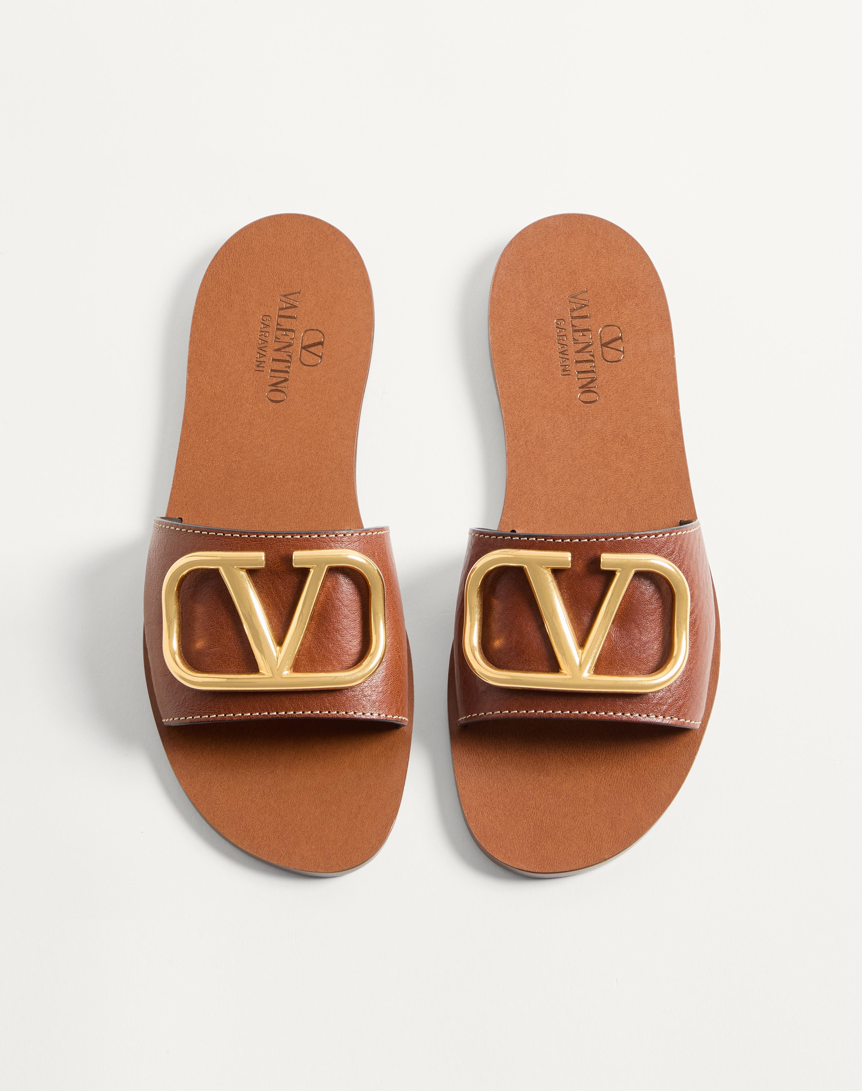 VLOGO SIGNATURE SLIDE SANDAL IN GRAINY COWHIDE WITH ACCESSORY - 3