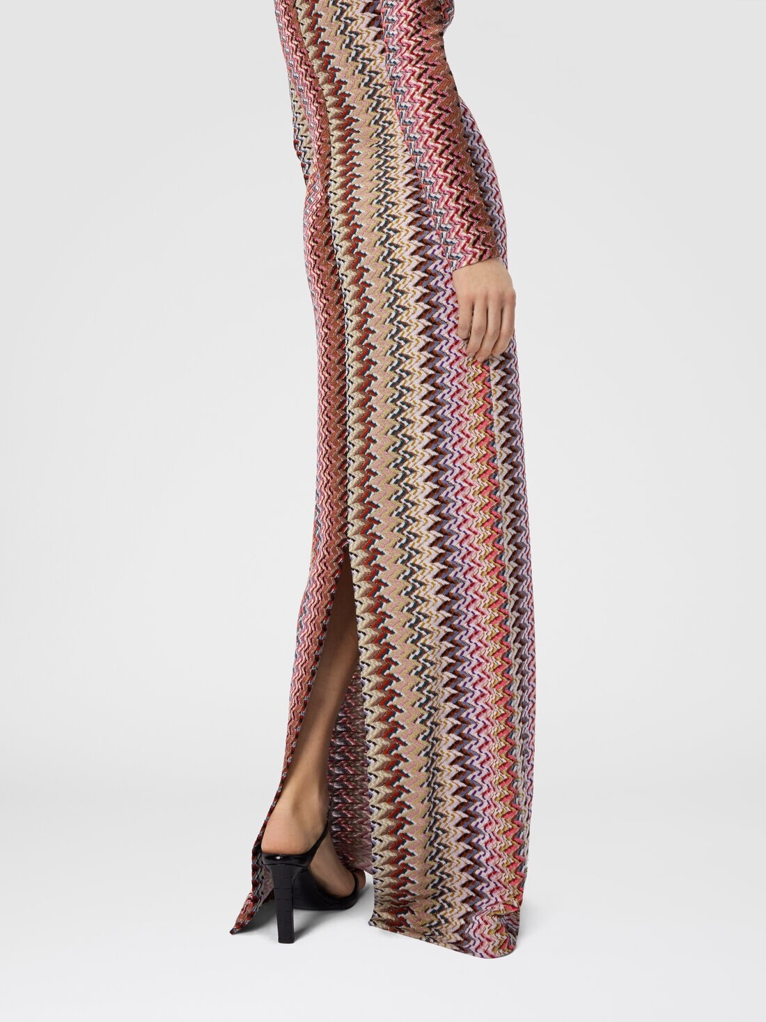Long Dress with V-Neck and Zigzag Pattern - 5