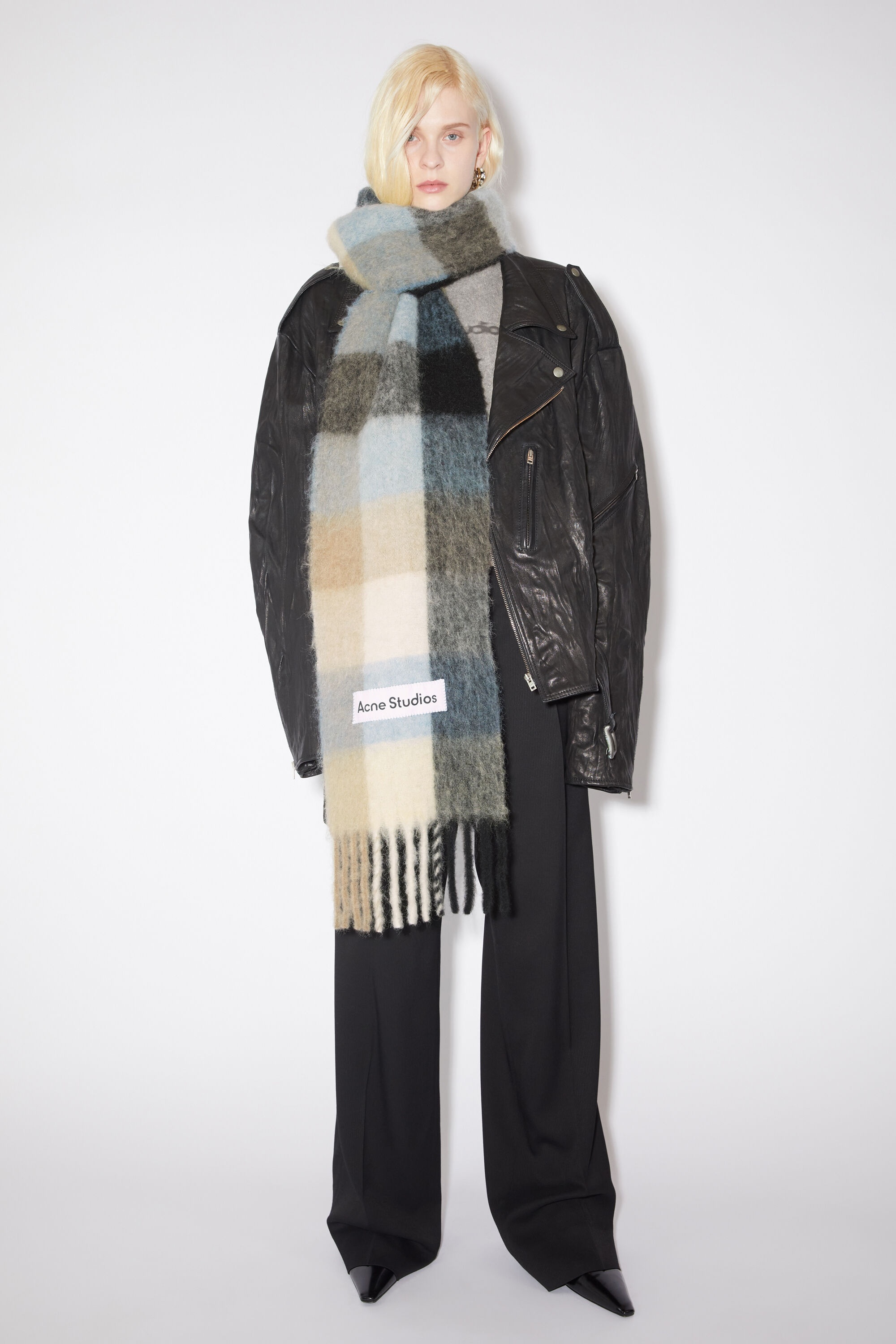 Acne Studios logo-embroidered checked scarf - Blue