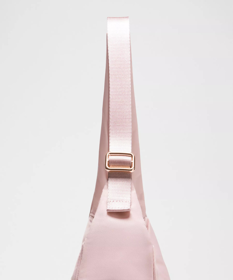 City Essentials Shoulder Bag 4L 4