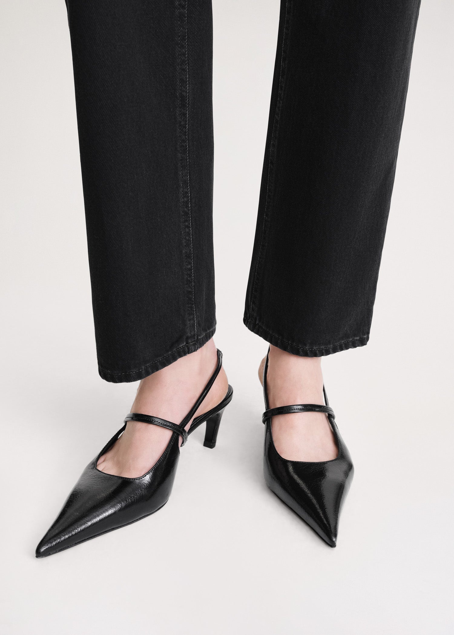 【TOTEME】シャープ ポインテッドトゥ ミュール Sharp patent slingbacks black – TOTEME