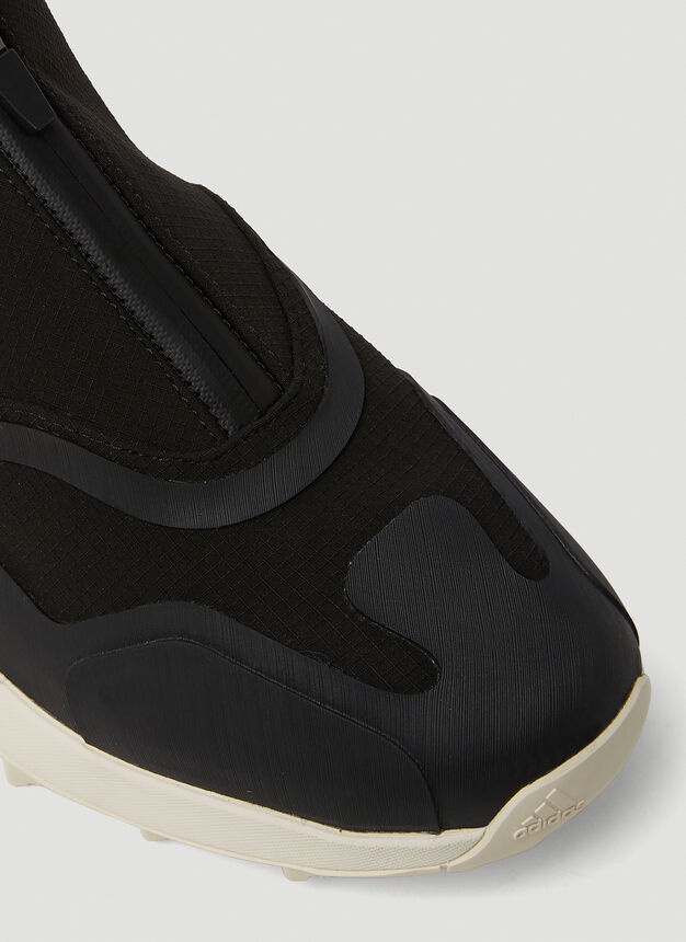 Swift R3 Terrex Sneakers in Black - 6